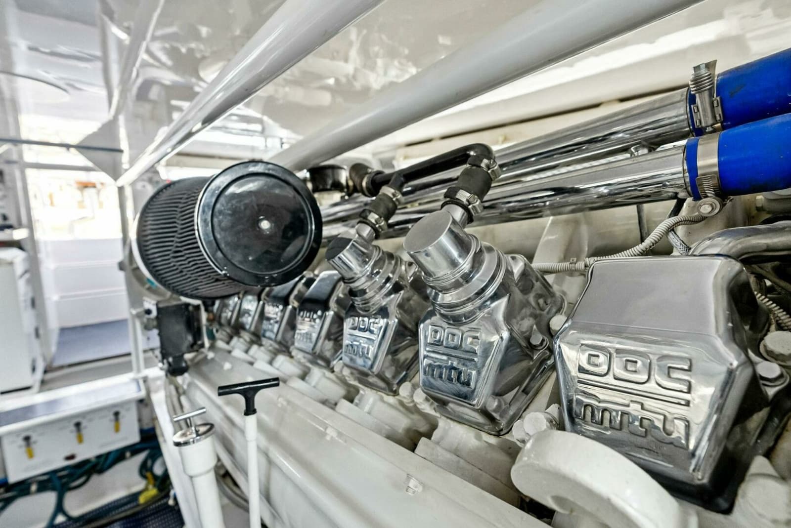 2002 Viking 65 Convertible - Photo 66