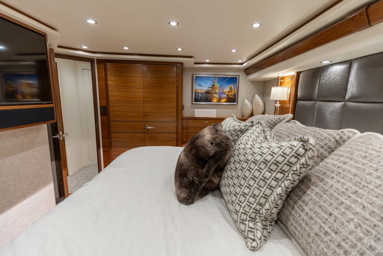 2023 Viking 72 Convertible - Photo 37