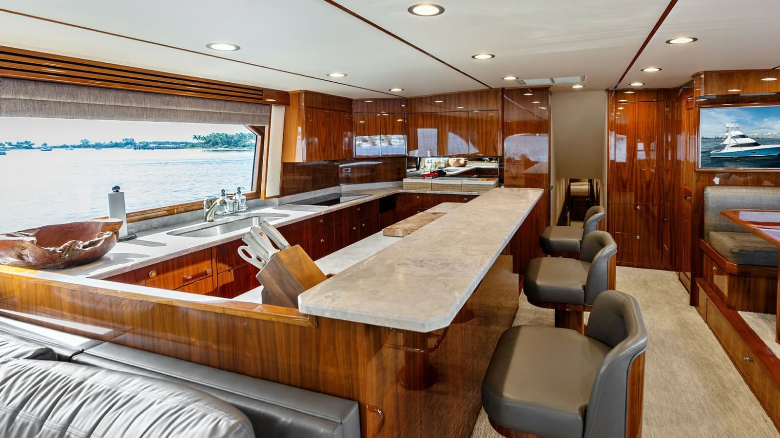 2017 Viking 80 Convertible - Photo 11