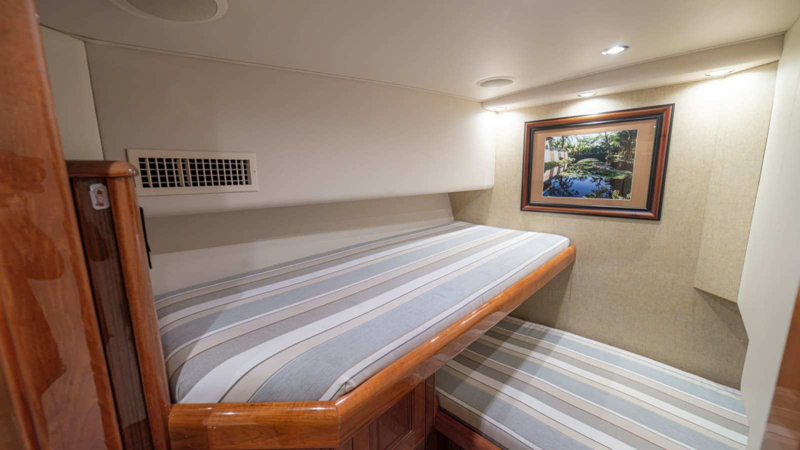 2005 Viking 61 Convertible - Photo 19