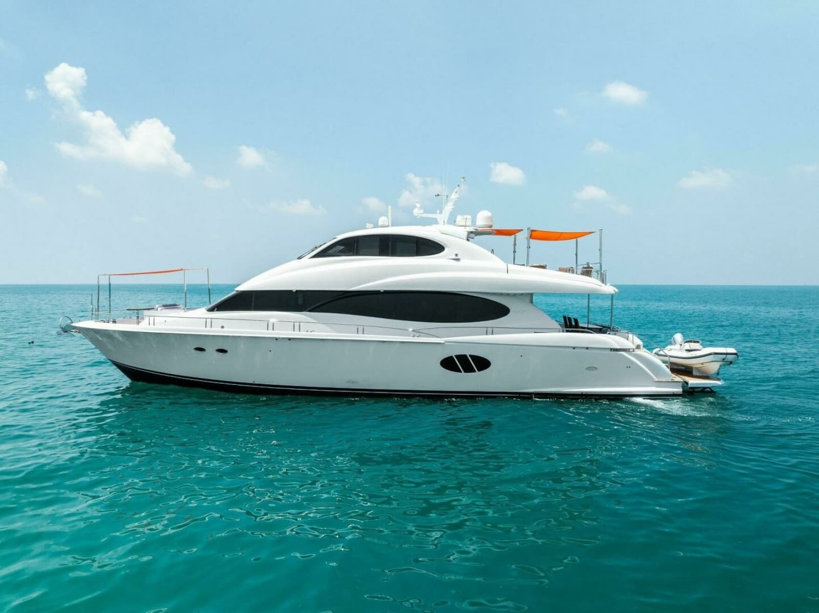 2006 Lazzara Yachts 84 Skylounge - Photo 13