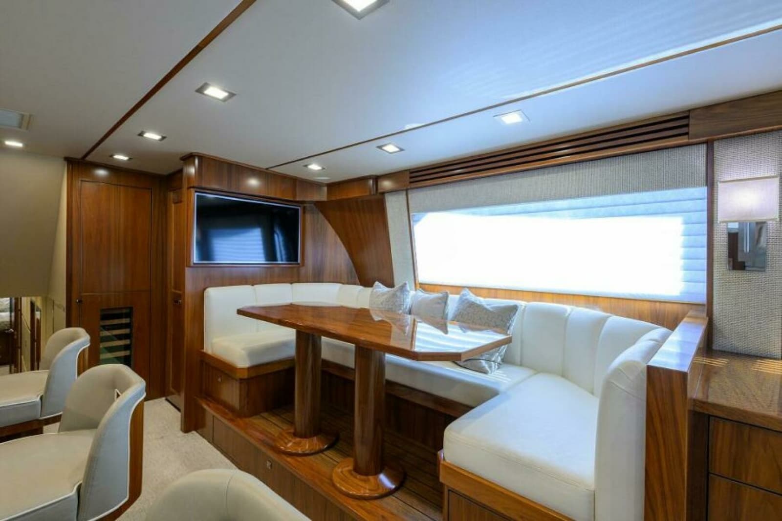 2019 Viking 80 Convertible - Photo 5