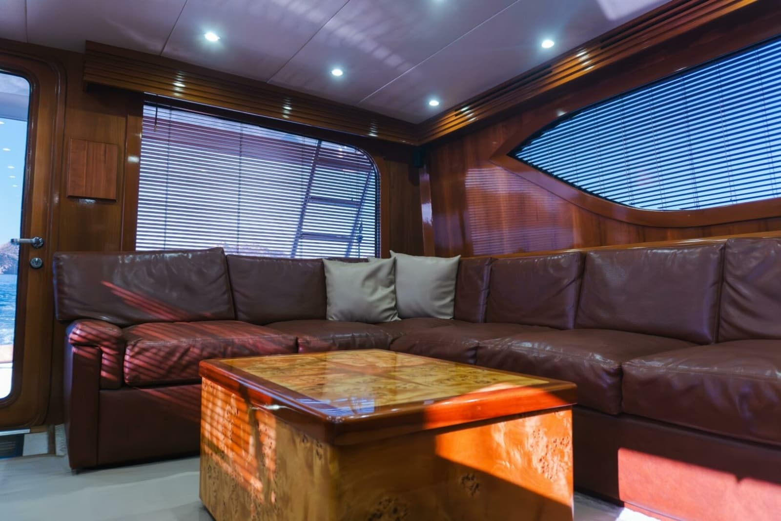 2001 Hatteras 60 Convertible - Photo 12