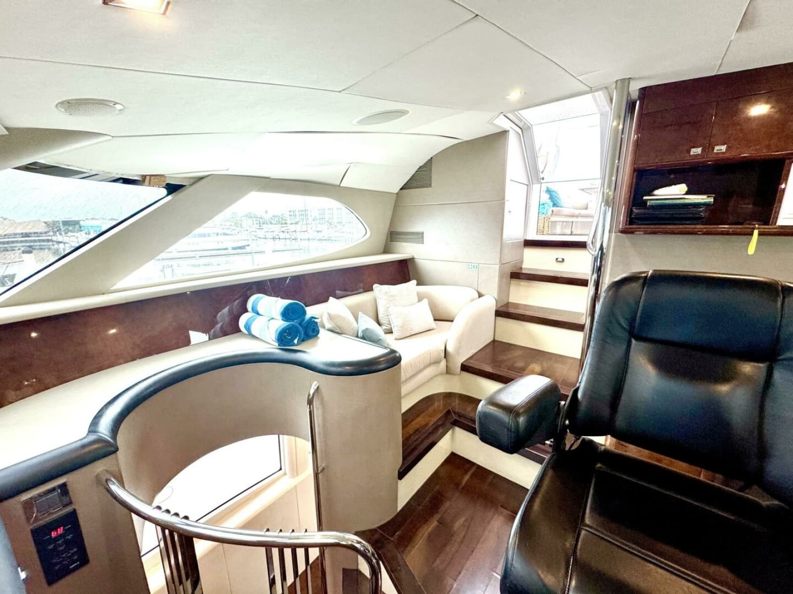 2001 Lazzara Yachts 94 Motor Yacht - Photo 17