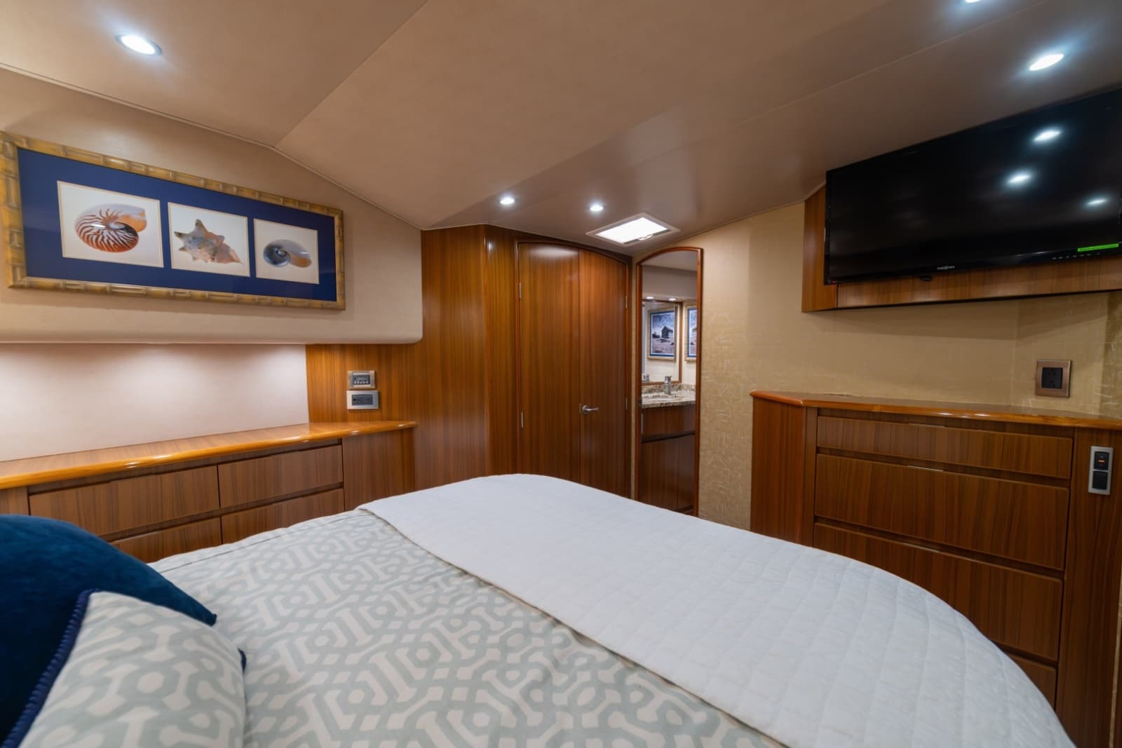 2012 Viking 60 Convertible - Photo 55