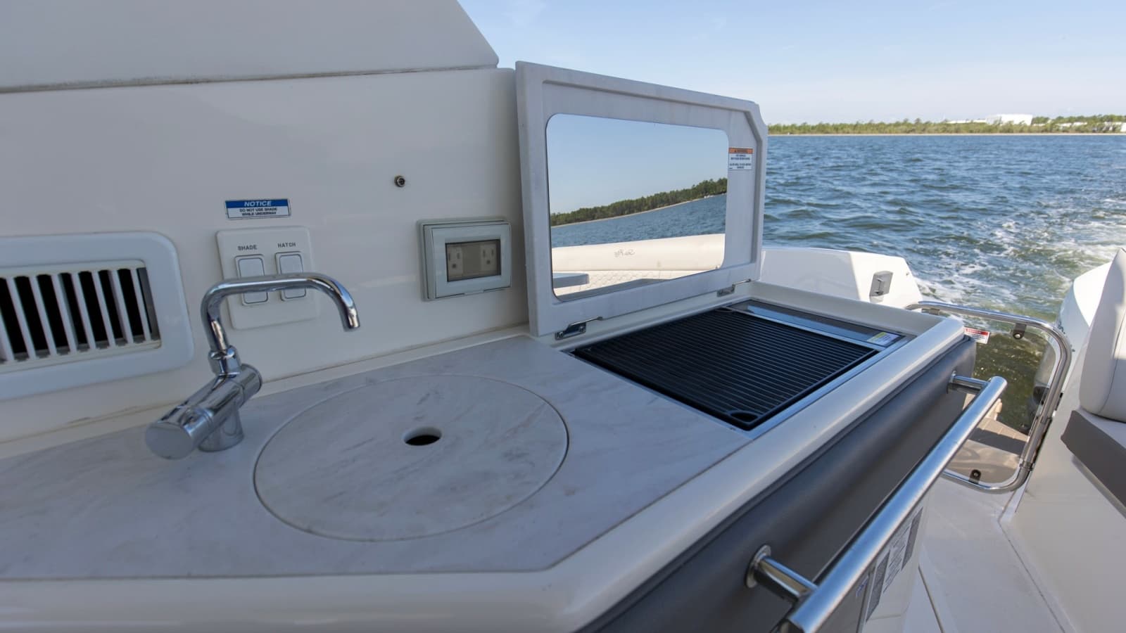 2022 Sea Ray 320 Sundancer OB - Photo 20