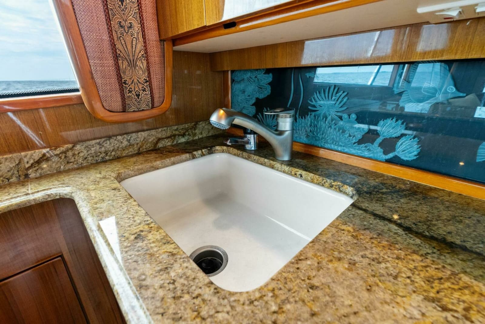 2006 Viking 61 Convertible - Photo 11