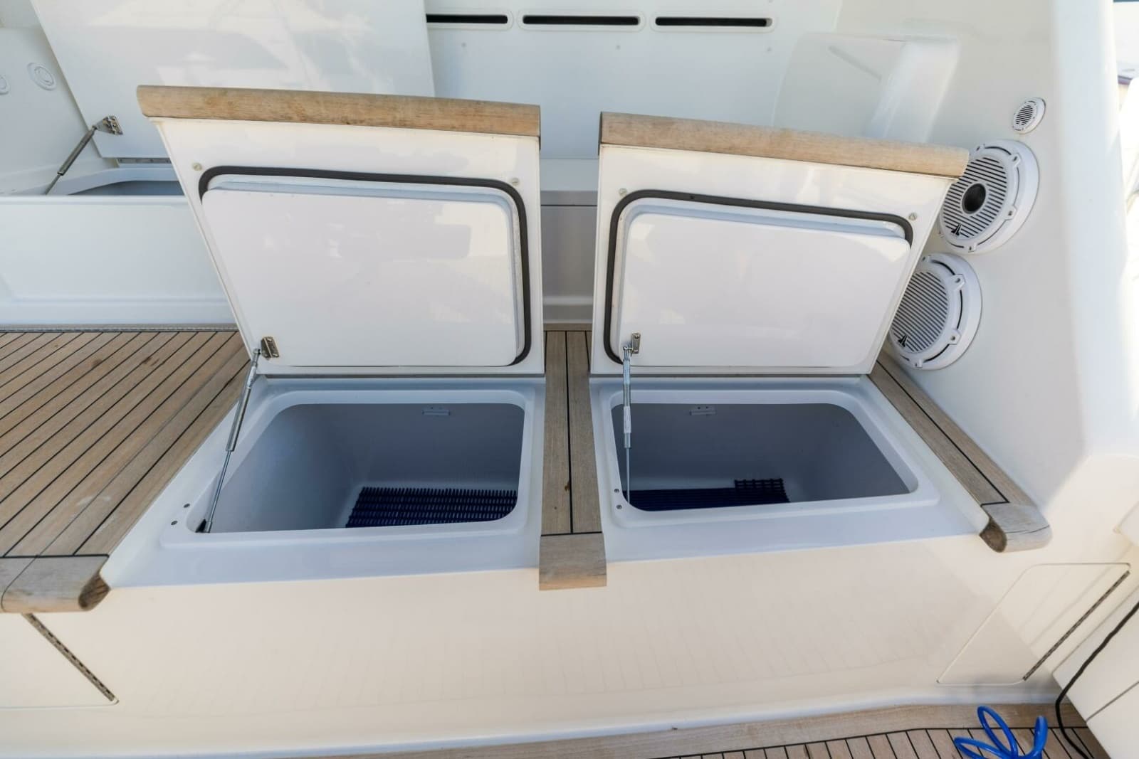 2013 Viking 76 Convertible - Photo 75