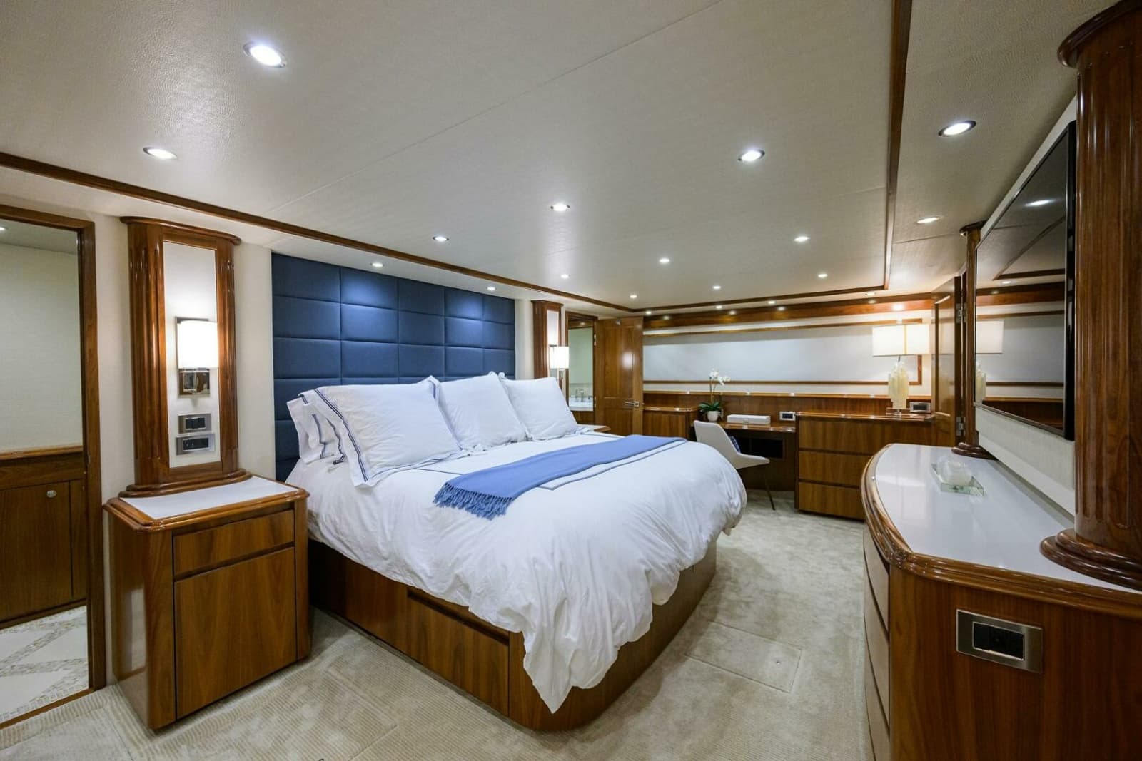 2017 Viking 92 Enclosed Bridge - Photo 45