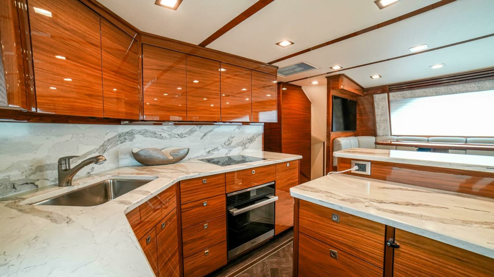 2023 Viking 72 Convertible - Photo 40