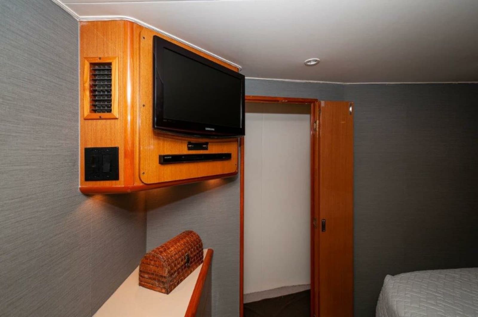 2001 Viking 61 Convertible - Photo 16