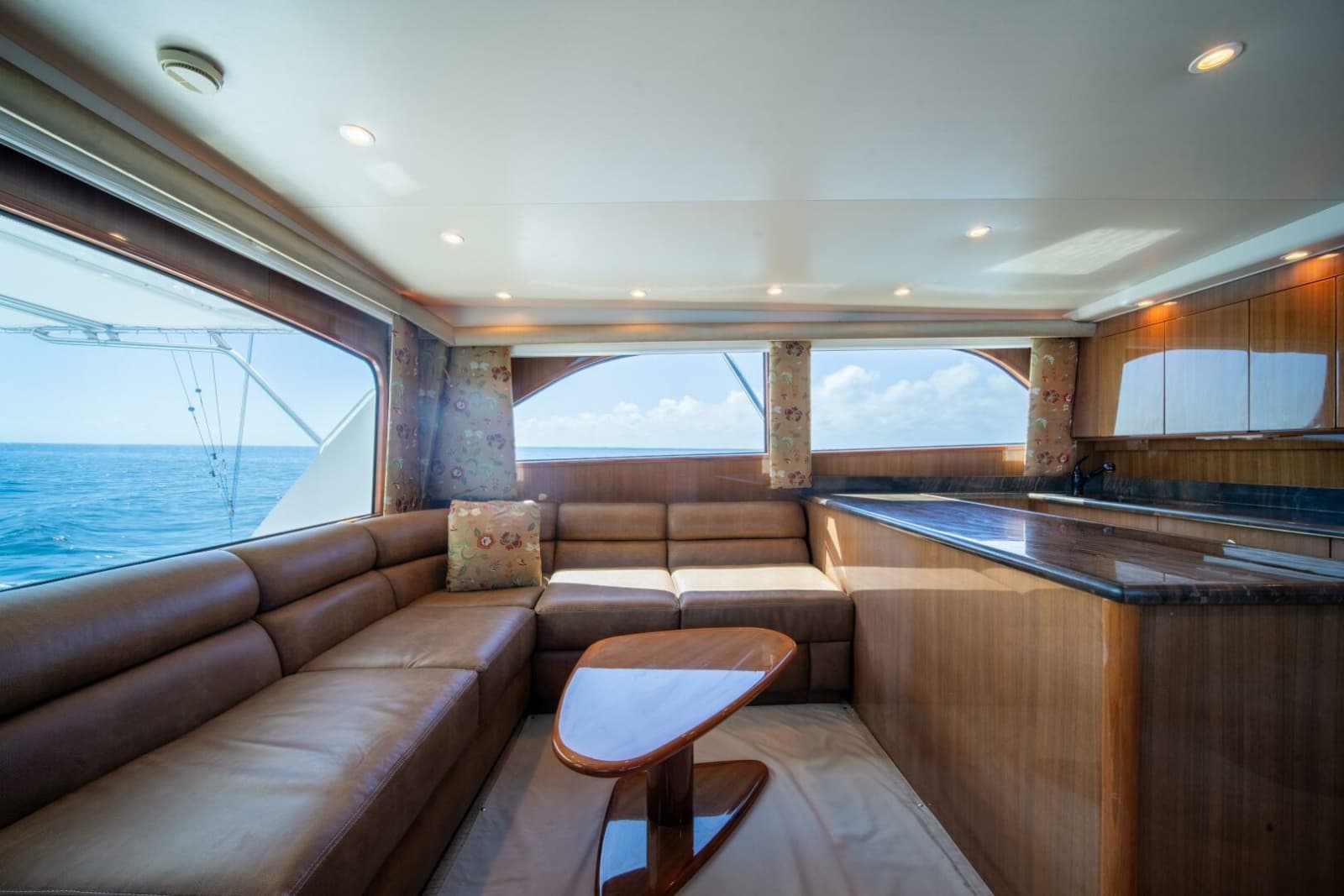 2006 Viking 52 Convertible - Photo 9