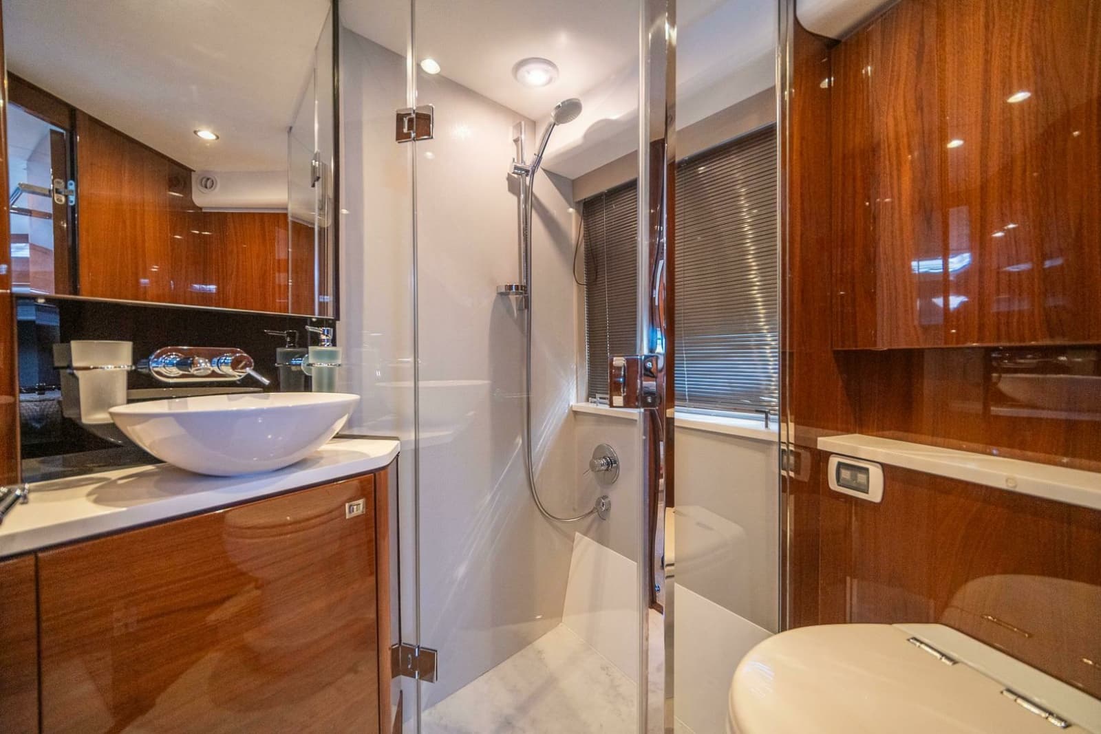 2016 Princess V48 - Photo 32