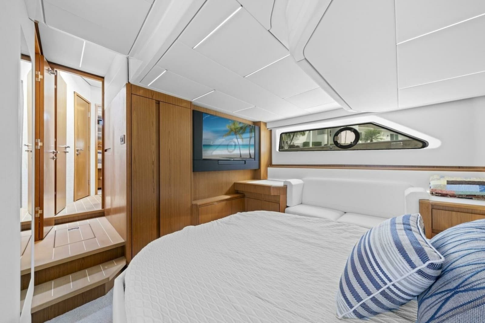 2023 Tiara Yachts EX 60 - Photo 5