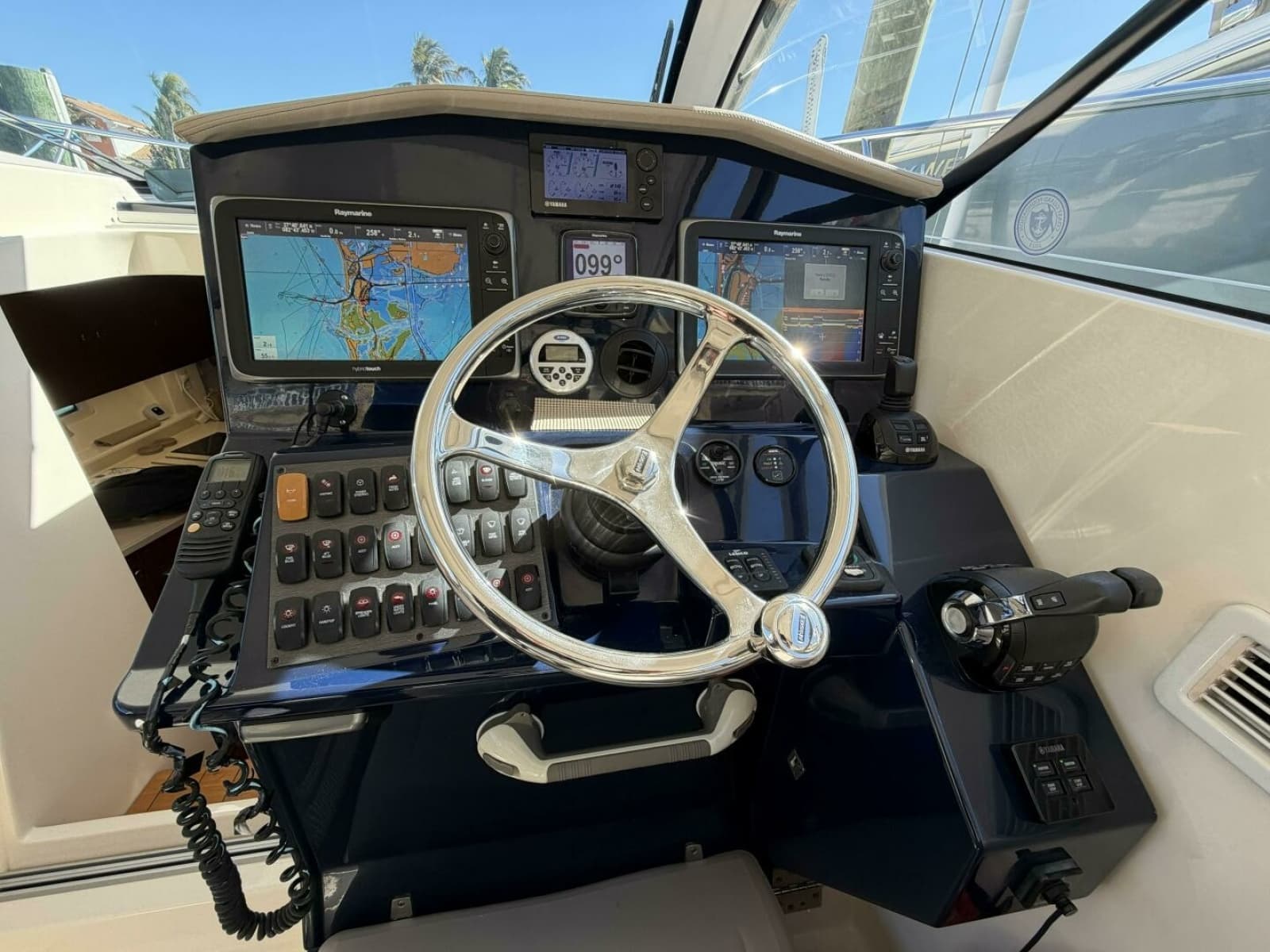 2014 Pursuit SC 365i - Photo 2
