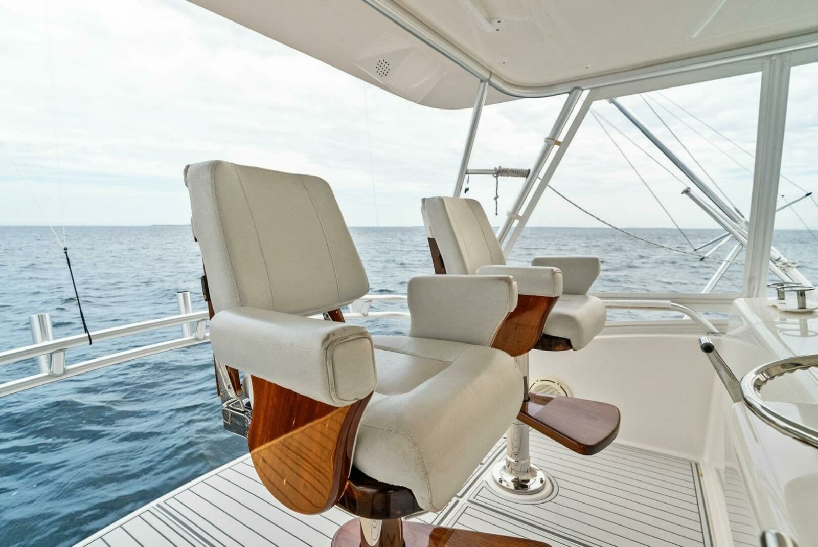 2006 Viking 61 Convertible - Photo 2