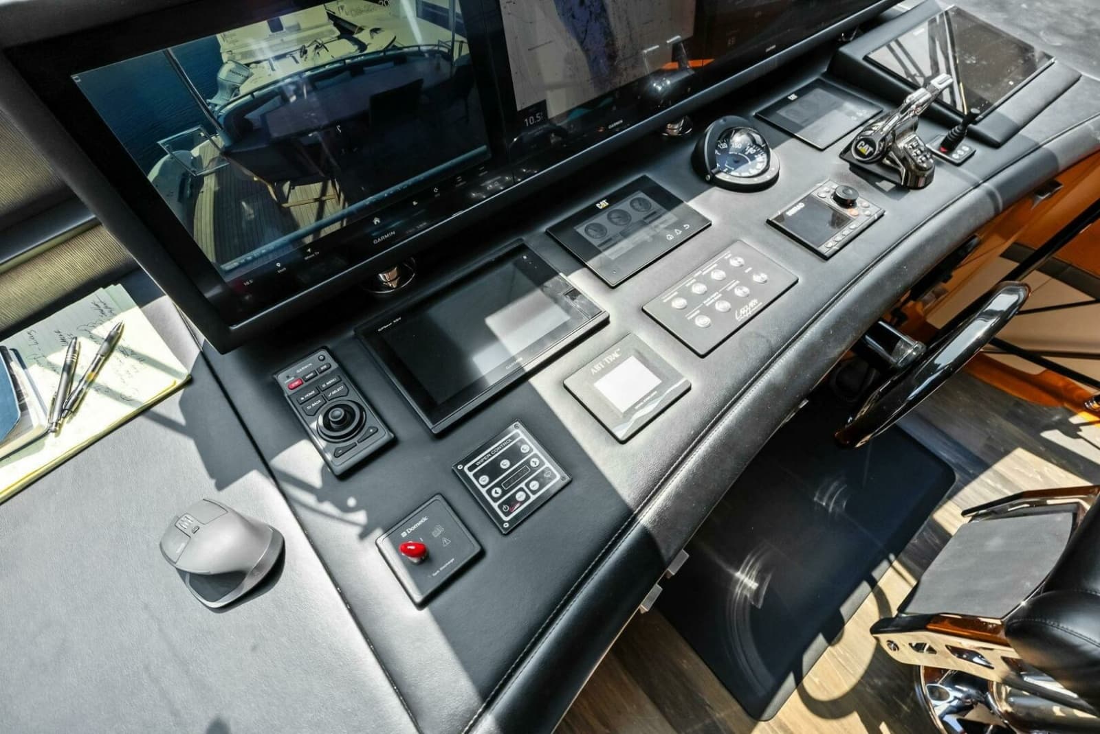 2006 Lazzara Yachts 84 Skylounge - Photo 37