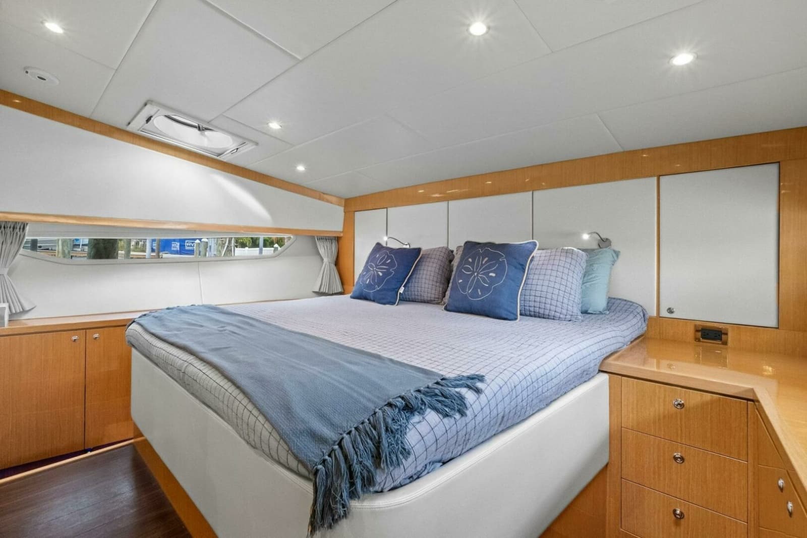 2018 Mares 47 Outboard Express Catamaran - Photo 4