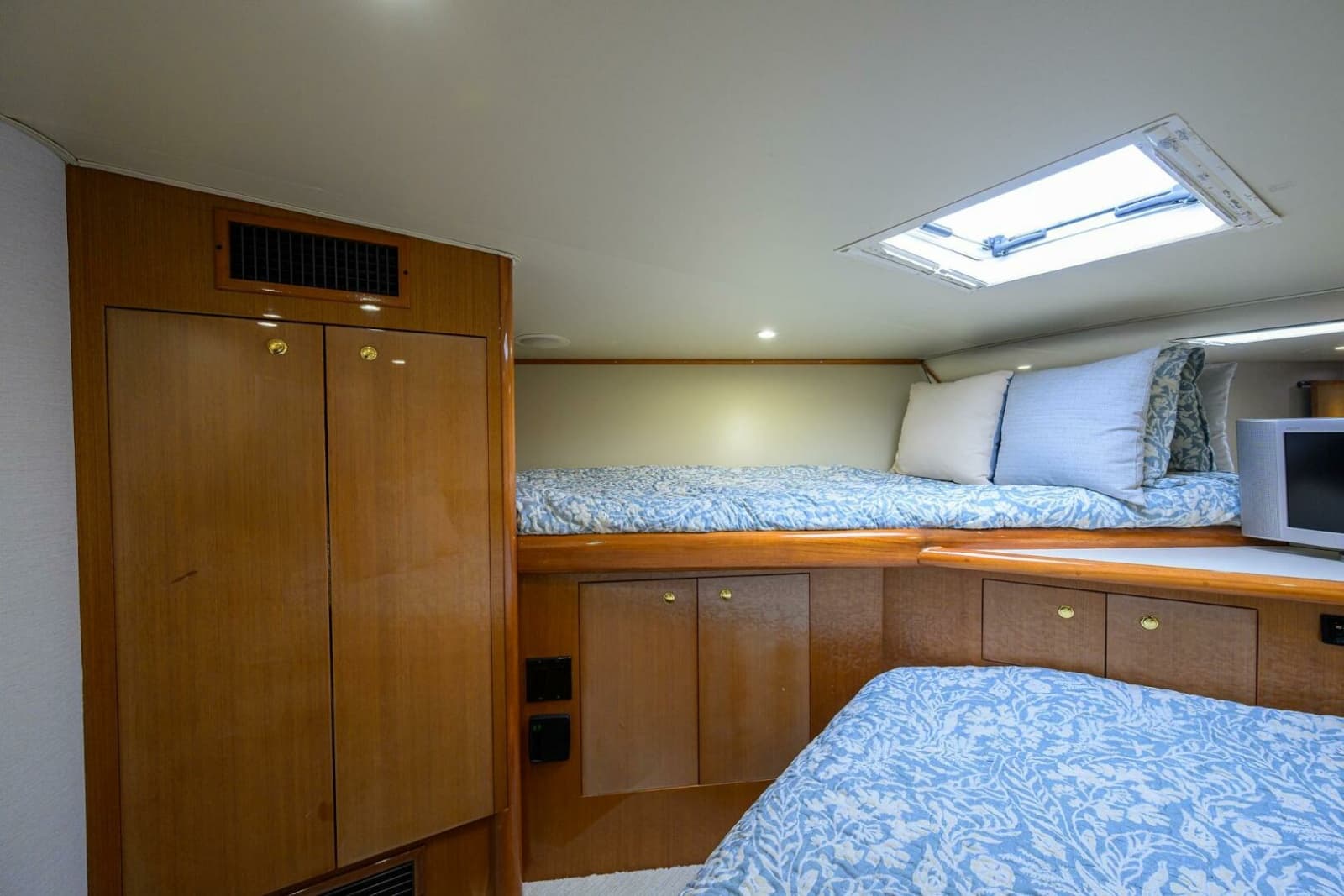2004 Viking 56 Convertible - Photo 57