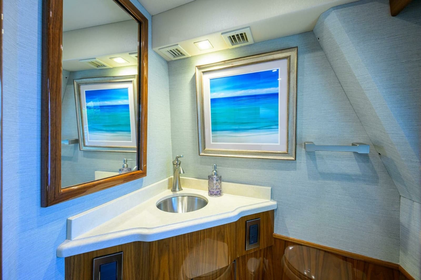 2021 Viking 72 Convertible - Photo 10