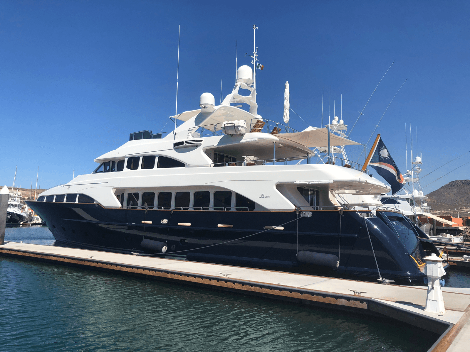 2004 Benetti Cockpit - Photo 1