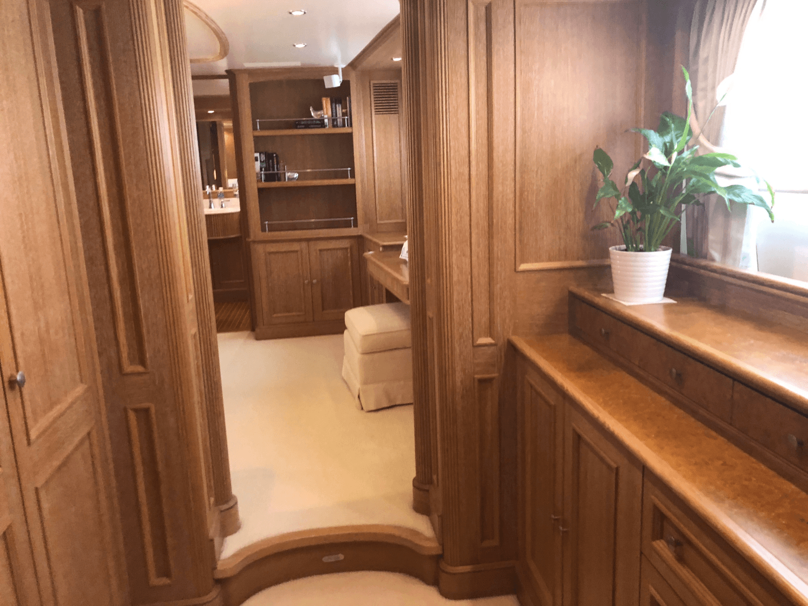 2004 Benetti Cockpit - Photo 9