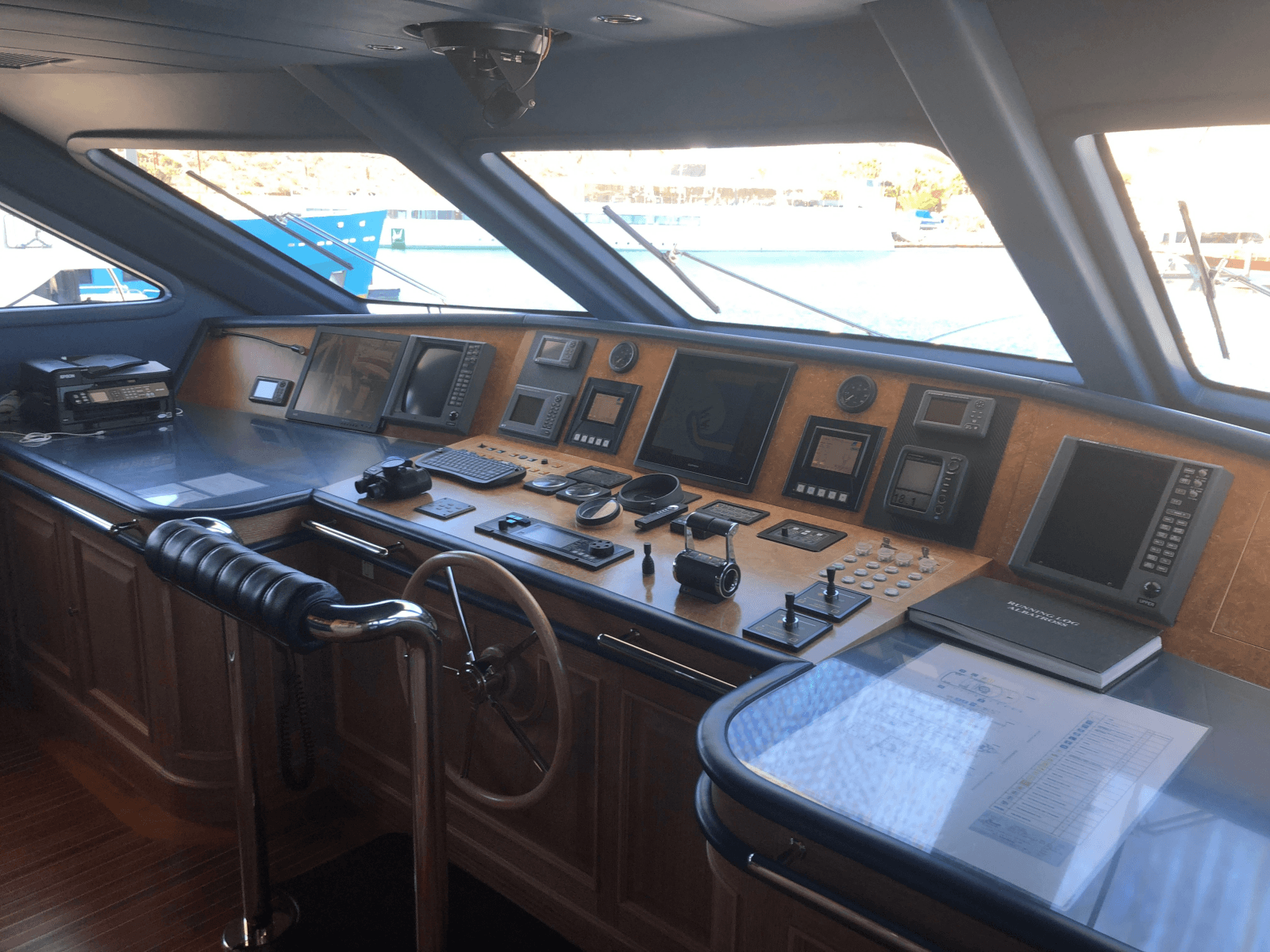 2004 Benetti Cockpit - Photo 11