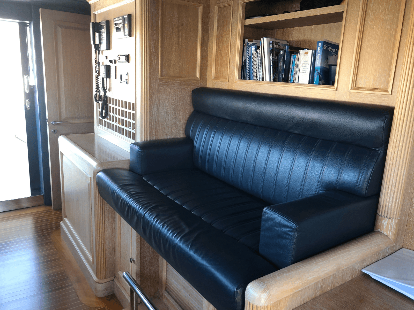 2004 Benetti Cockpit - Photo 12