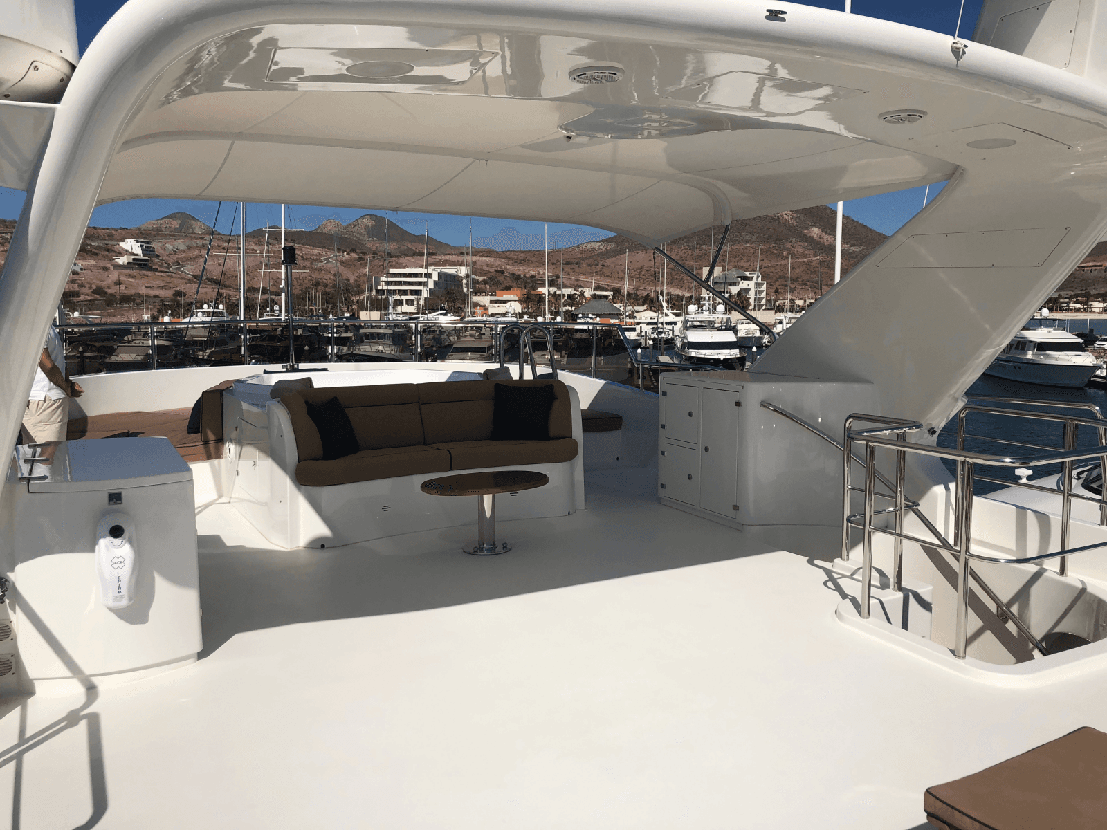 2004 Benetti Cockpit - Photo 2
