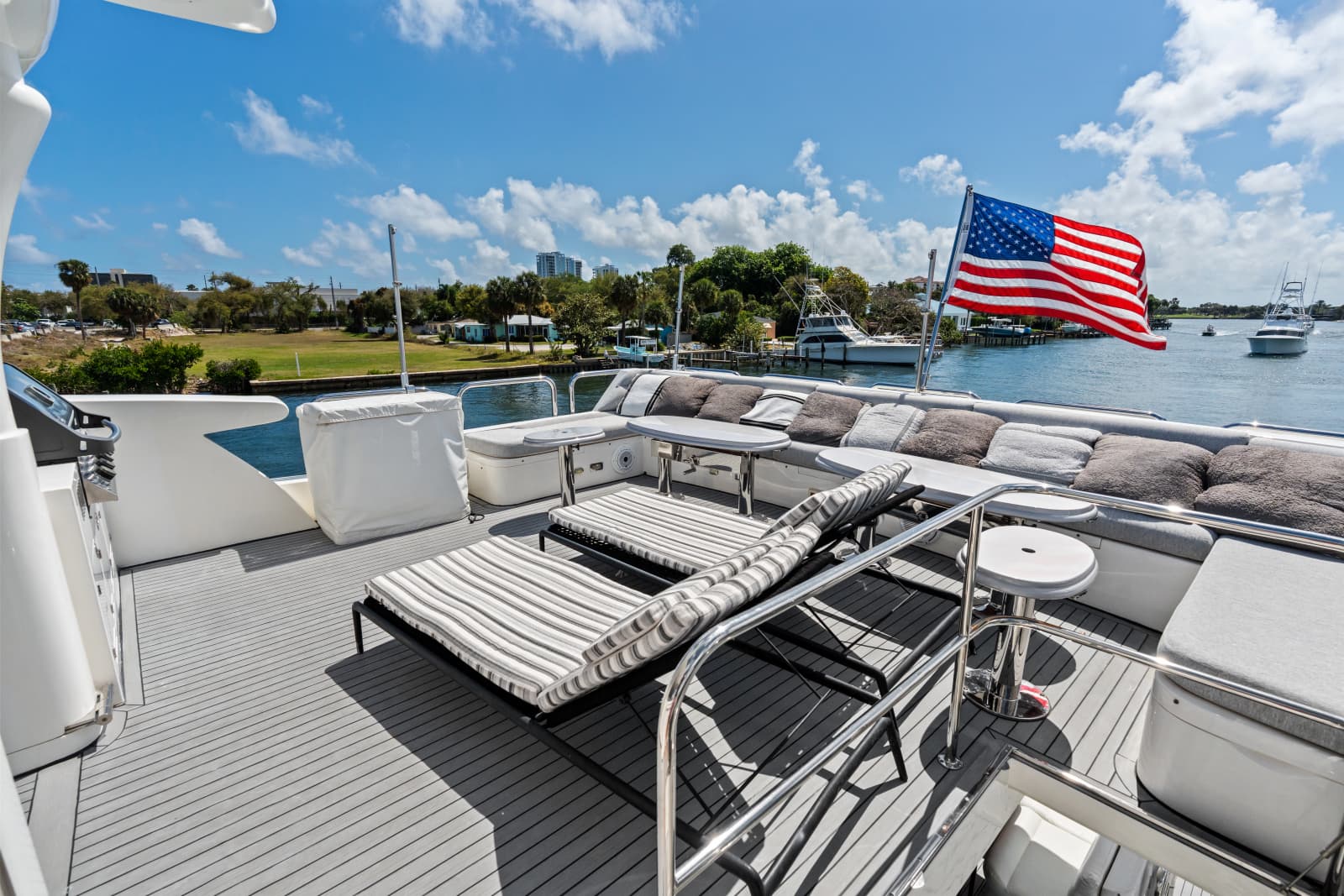 2005 Johnson 87' Motor Yacht - Photo 20