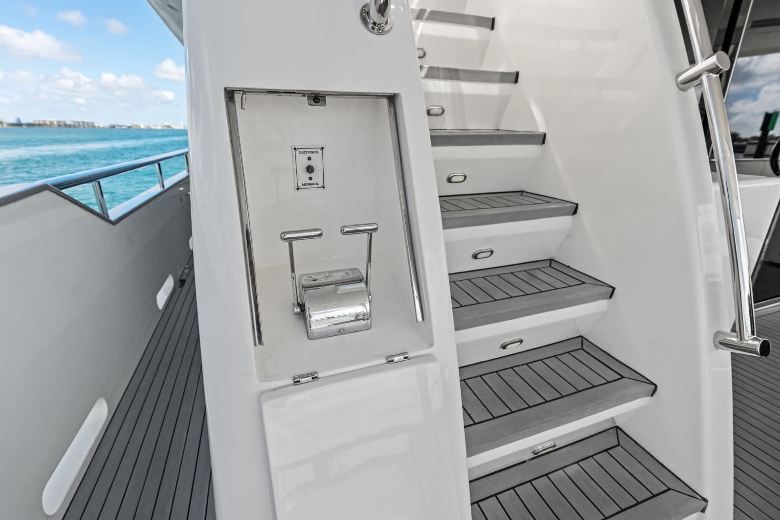 2005 Johnson 87' Motor Yacht - Photo 18