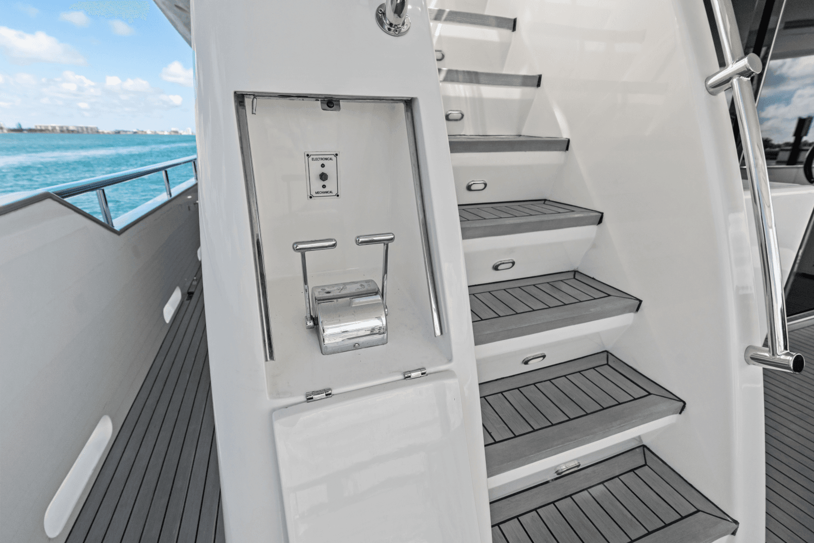 2005 Johnson 87' Motor Yacht - Photo 18