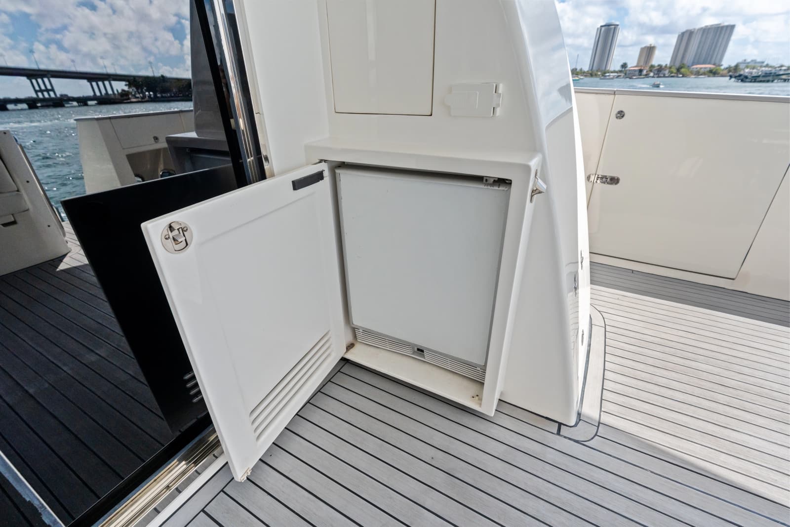 2005 Johnson 87' Motor Yacht - Photo 17