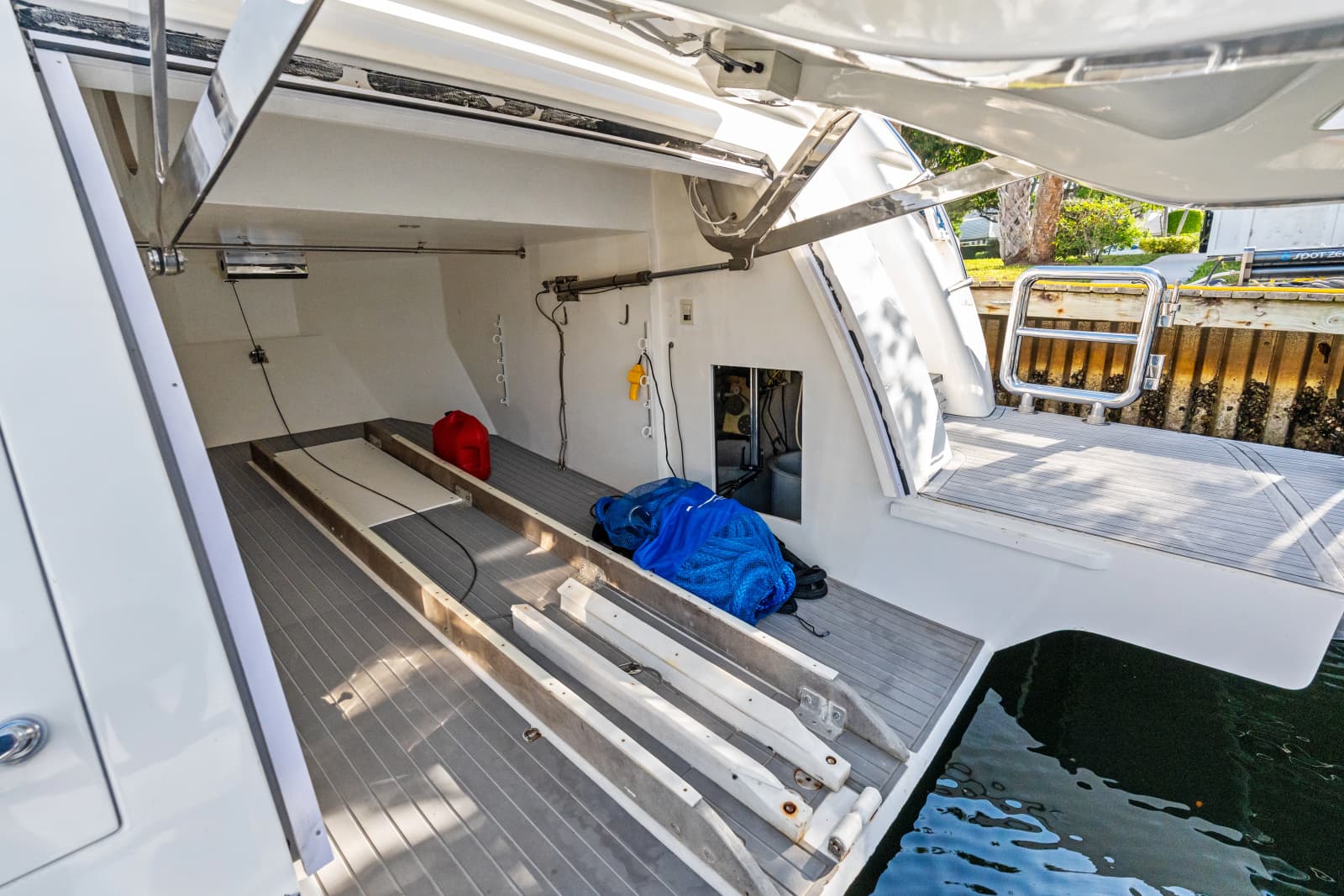 2005 Johnson 87' Motor Yacht - Photo 11