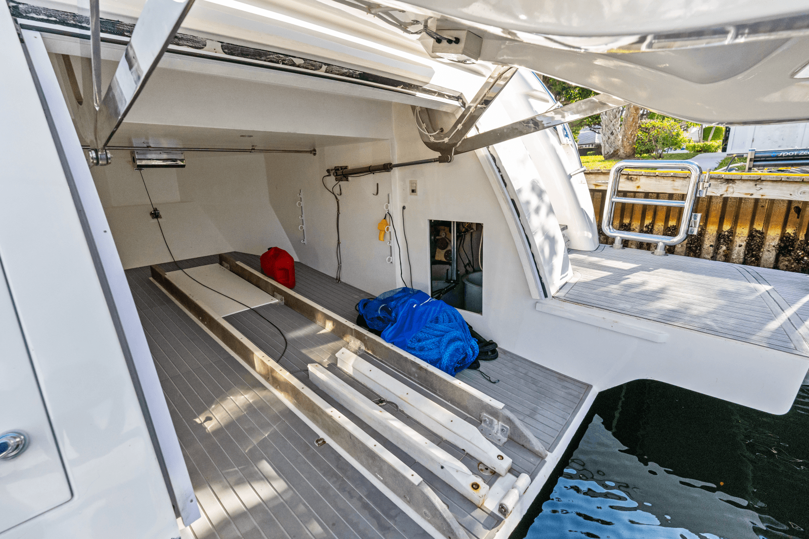 2005 Johnson 87' Motor Yacht - Photo 11