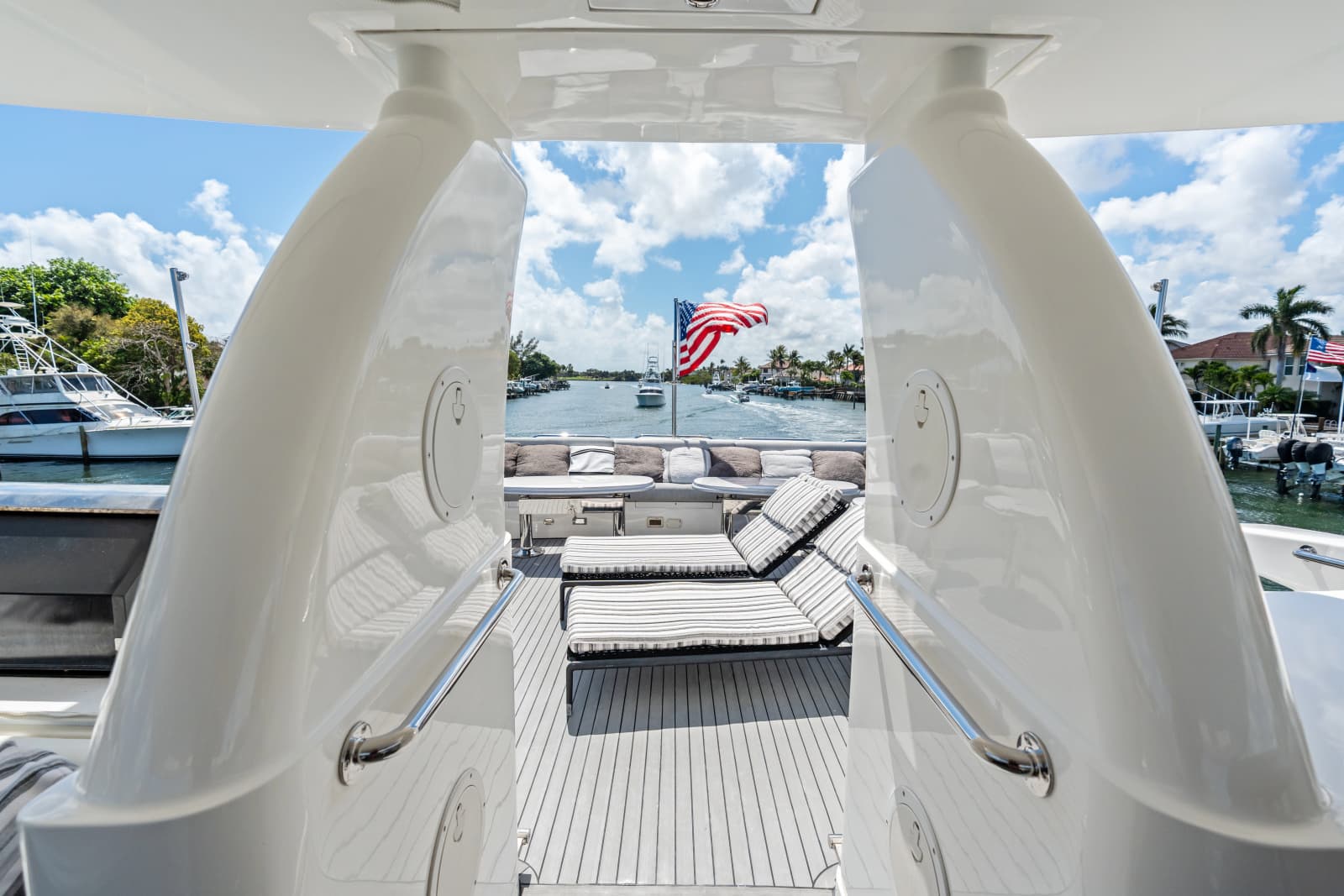 2005 Johnson 87' Motor Yacht - Photo 24