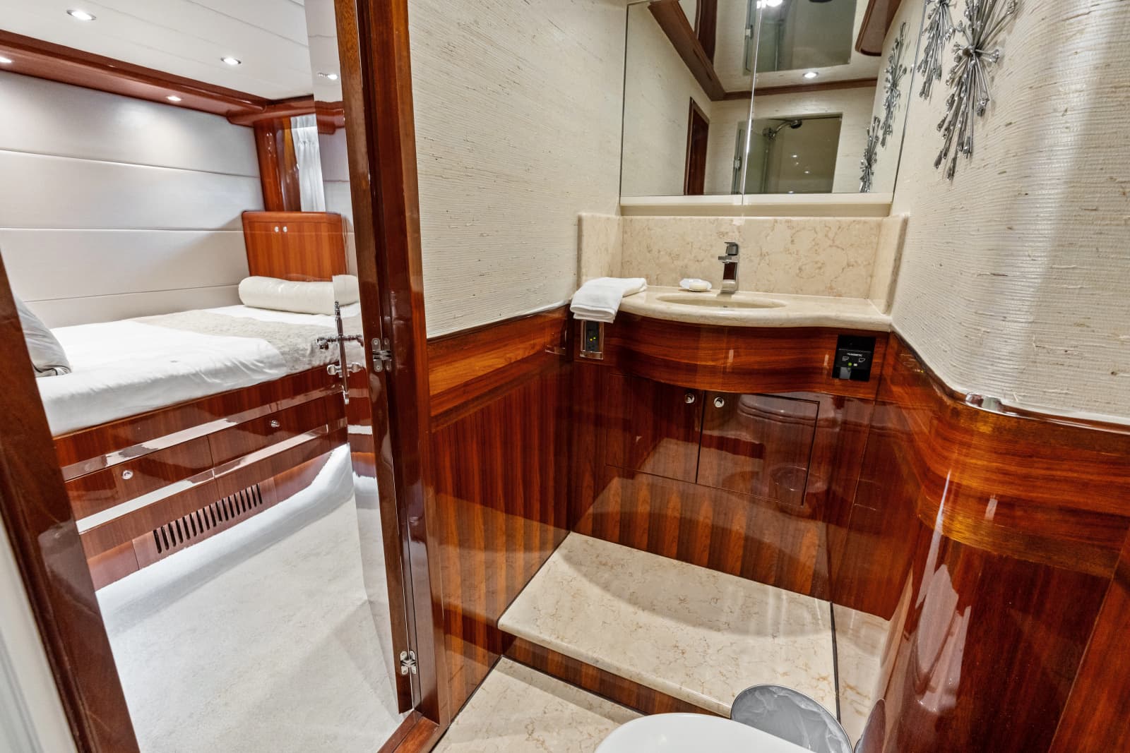 2005 Johnson 87' Motor Yacht - Photo 78