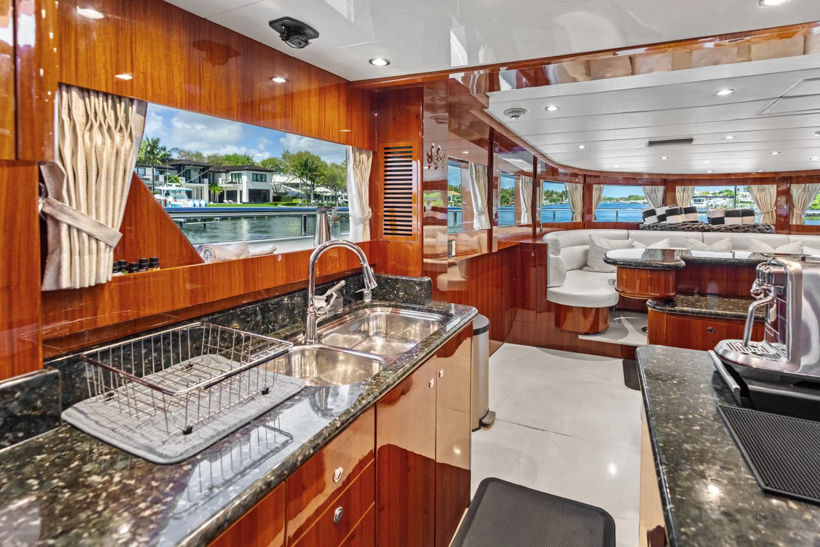 2005 Johnson 87' Motor Yacht - Photo 51