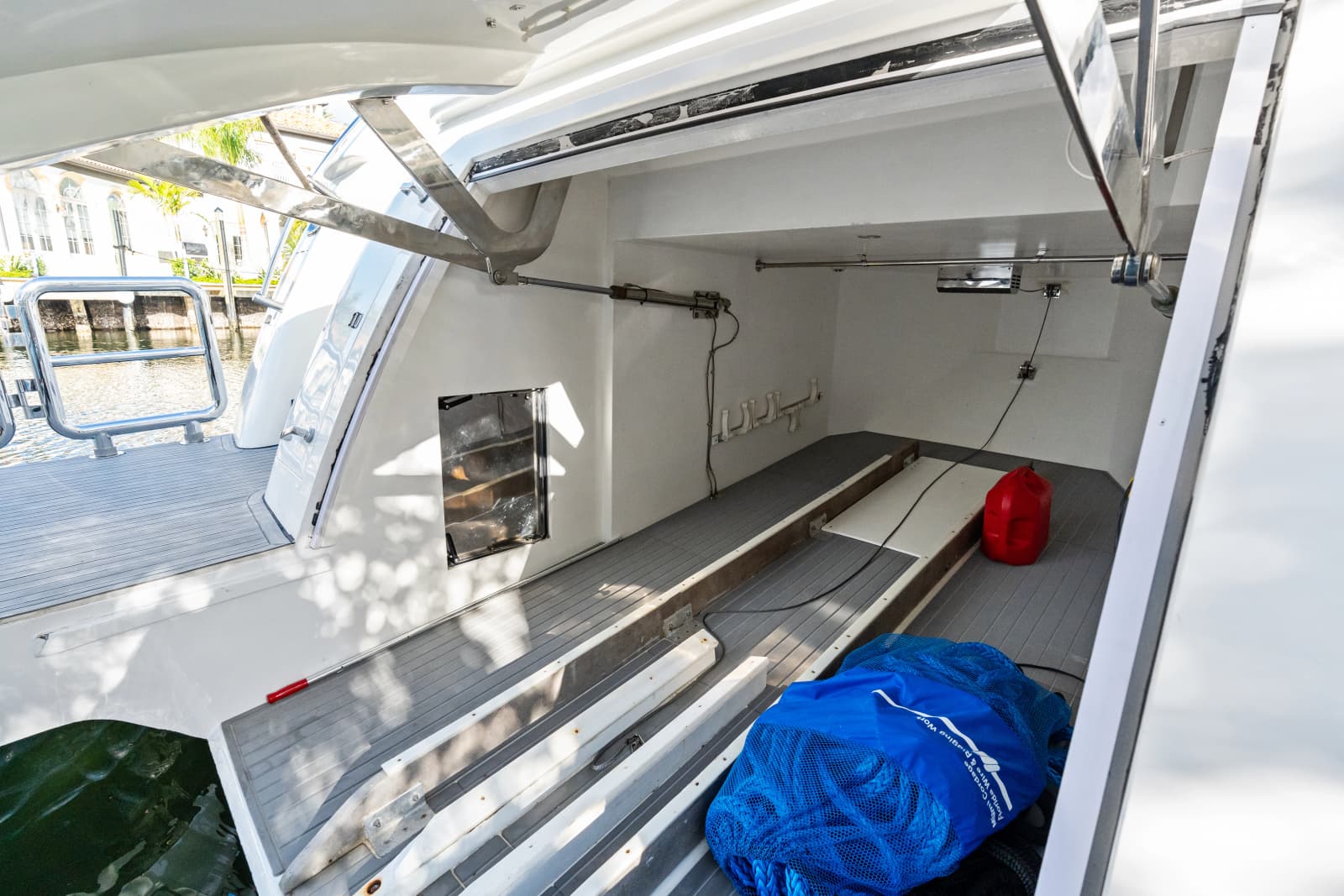 2005 Johnson 87' Motor Yacht - Photo 12
