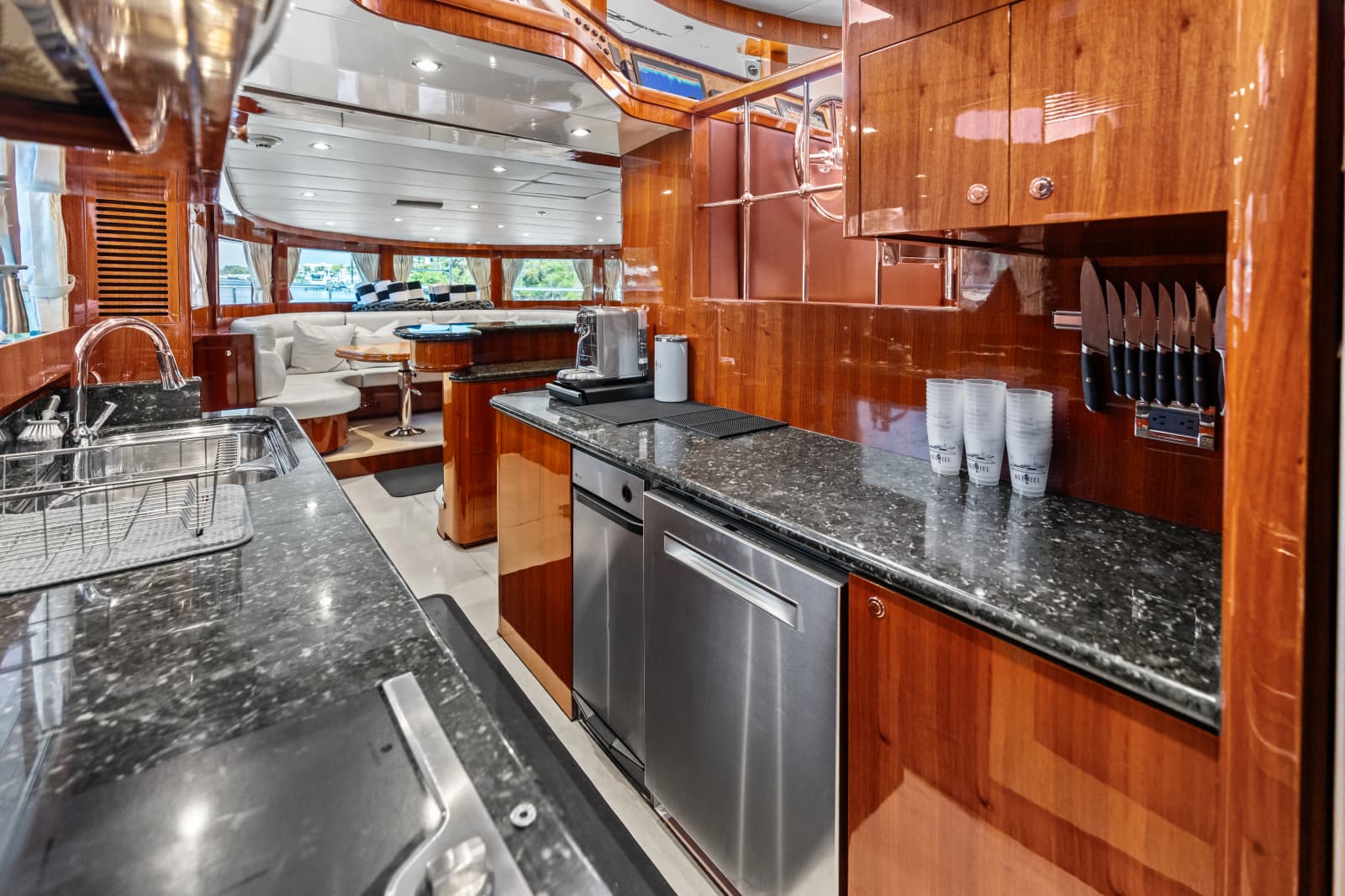 2005 Johnson 87' Motor Yacht - Photo 53