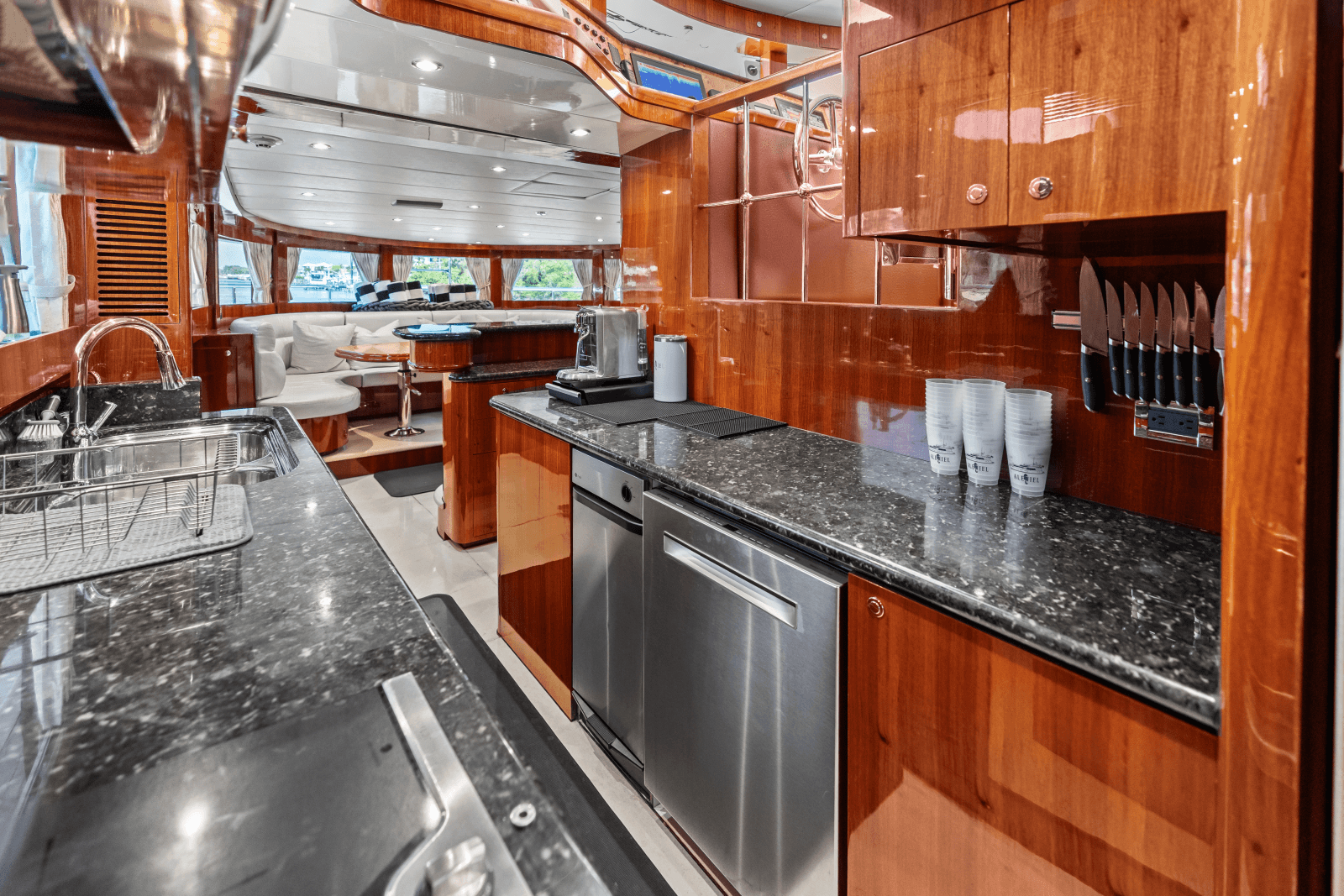 2005 Johnson 87' Motor Yacht - Photo 53