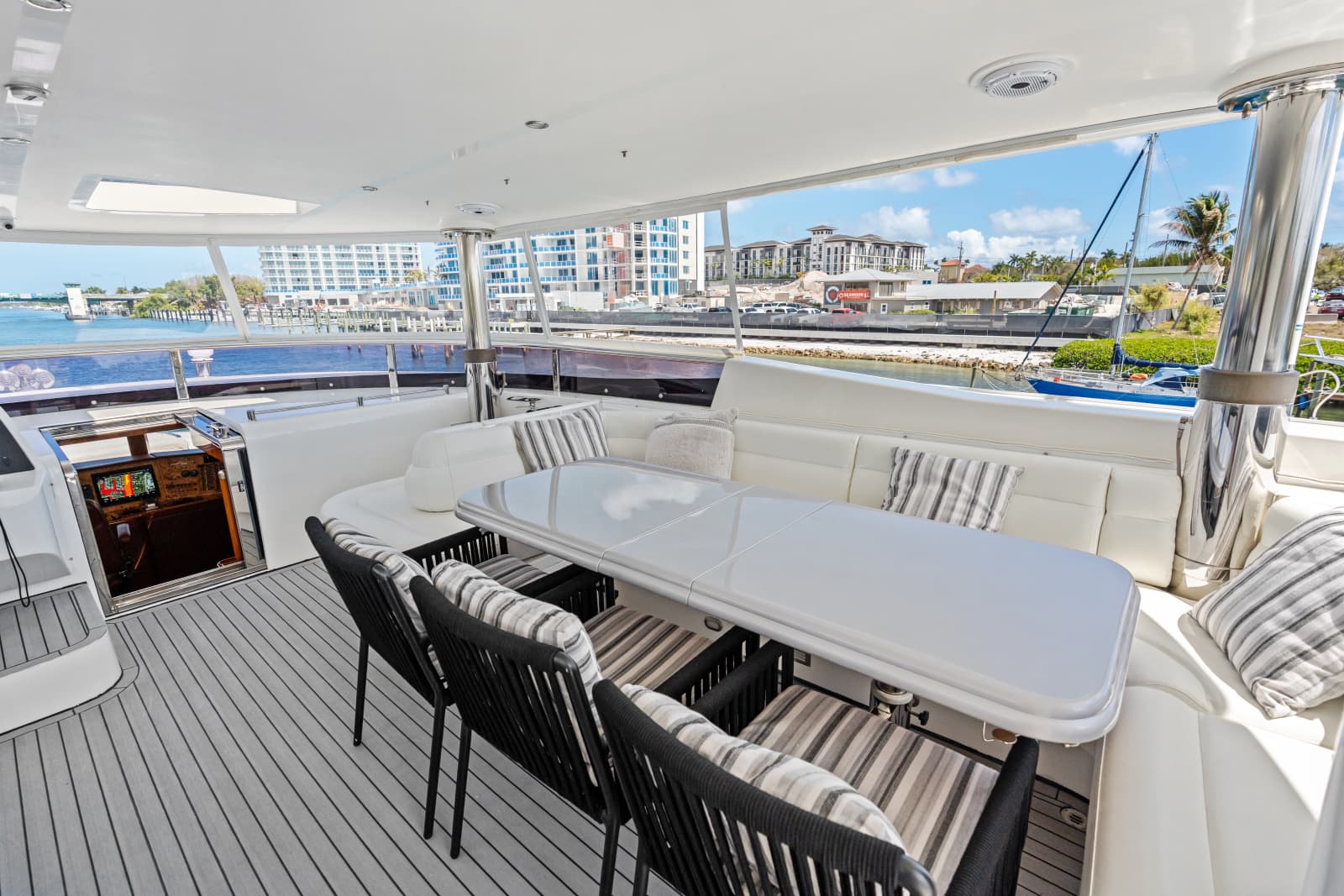 2005 Johnson 87' Motor Yacht - Photo 28
