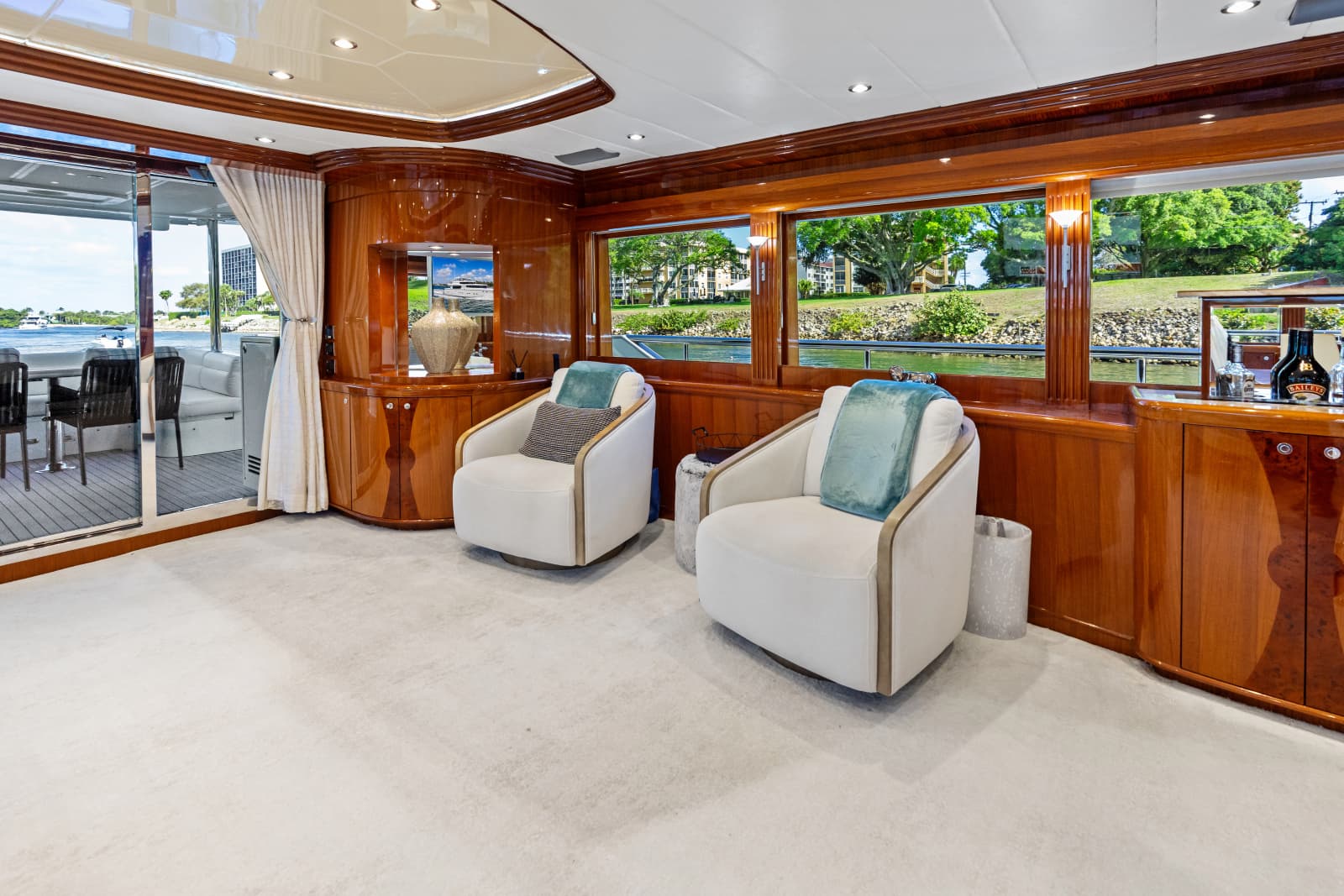 2005 Johnson 87' Motor Yacht - Photo 42