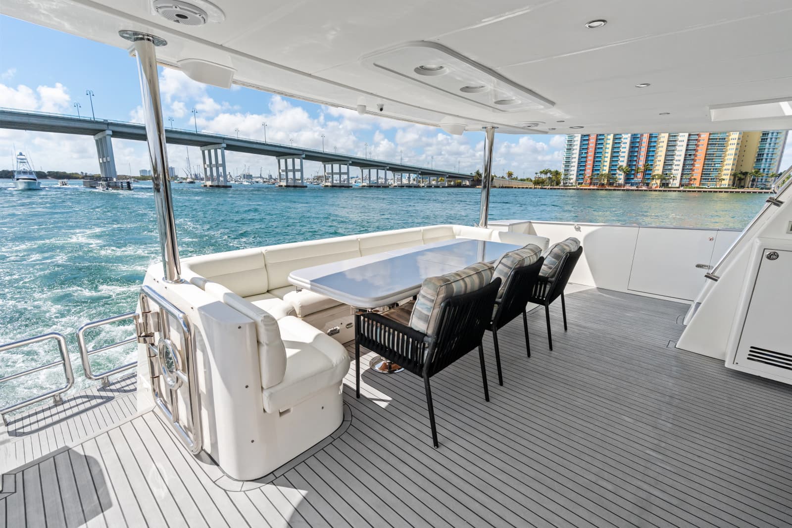 2005 Johnson 87' Motor Yacht - Photo 16