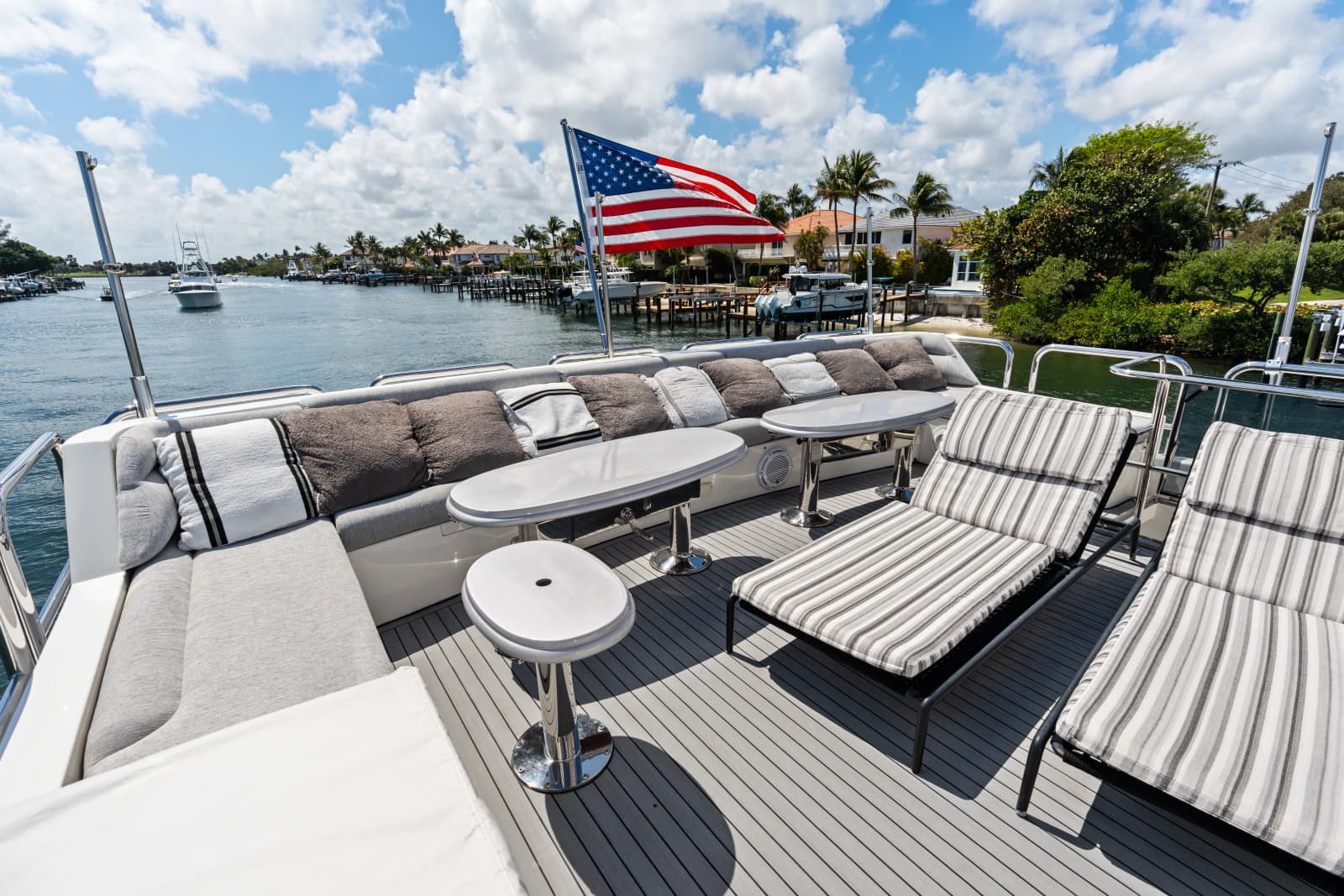 2005 Johnson 87' Motor Yacht - Photo 19
