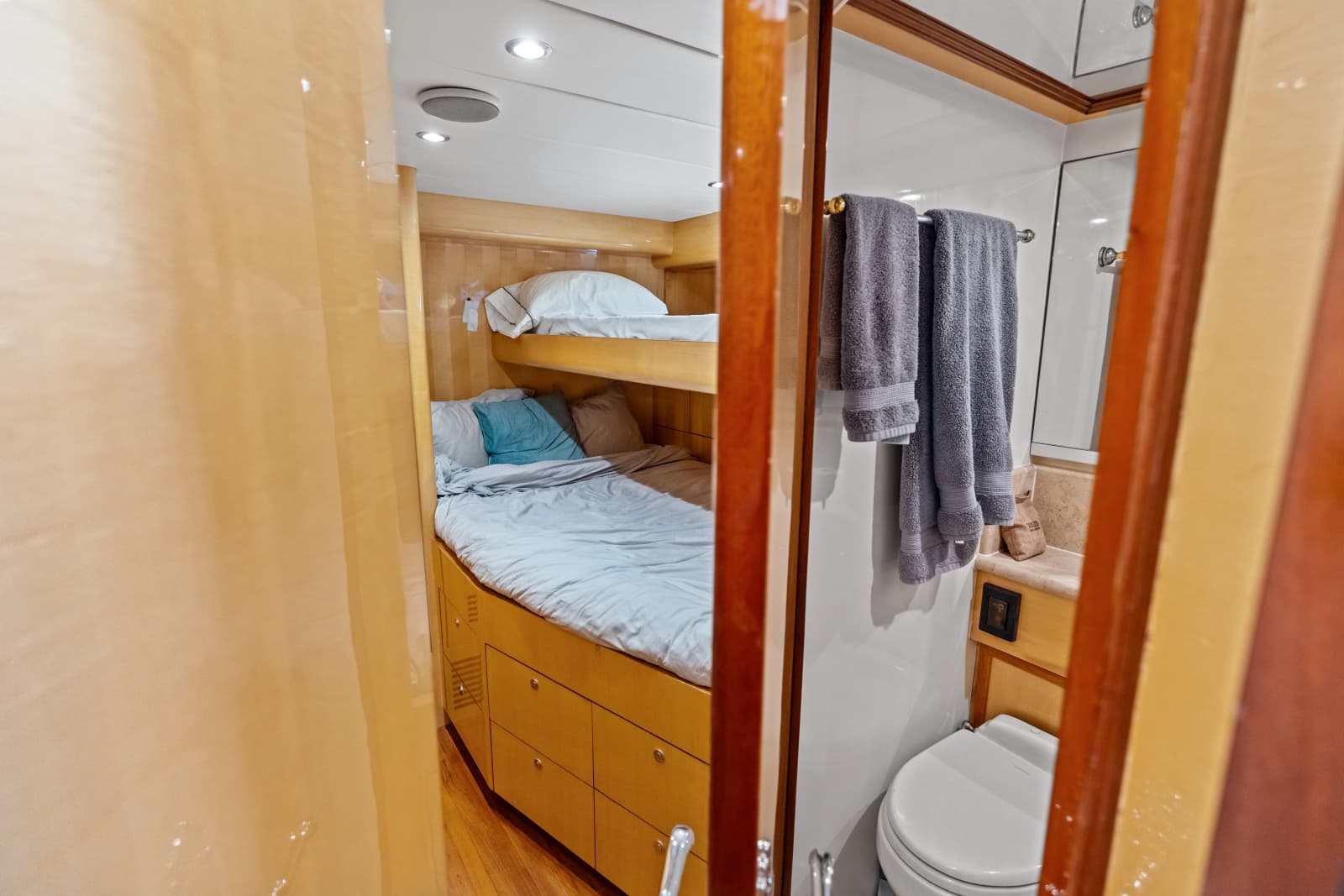 2005 Johnson 87' Motor Yacht - Photo 73