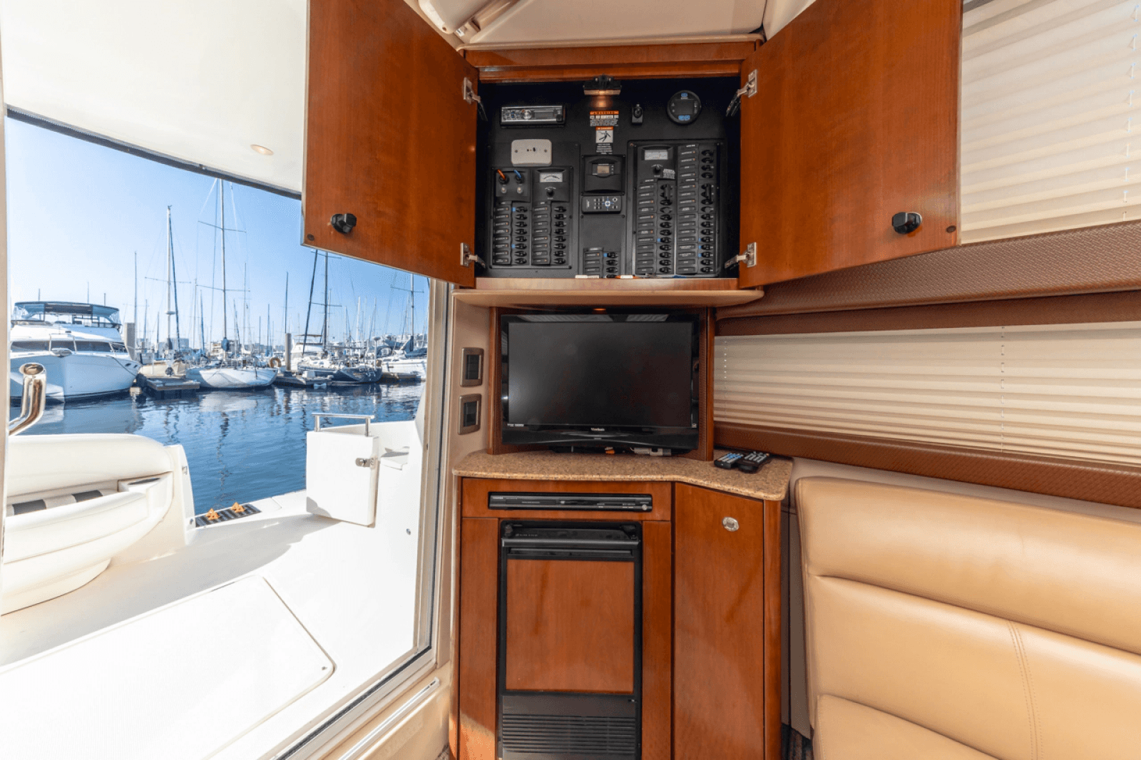 2008 Meridian 391 Sedan Bridge - Photo 48