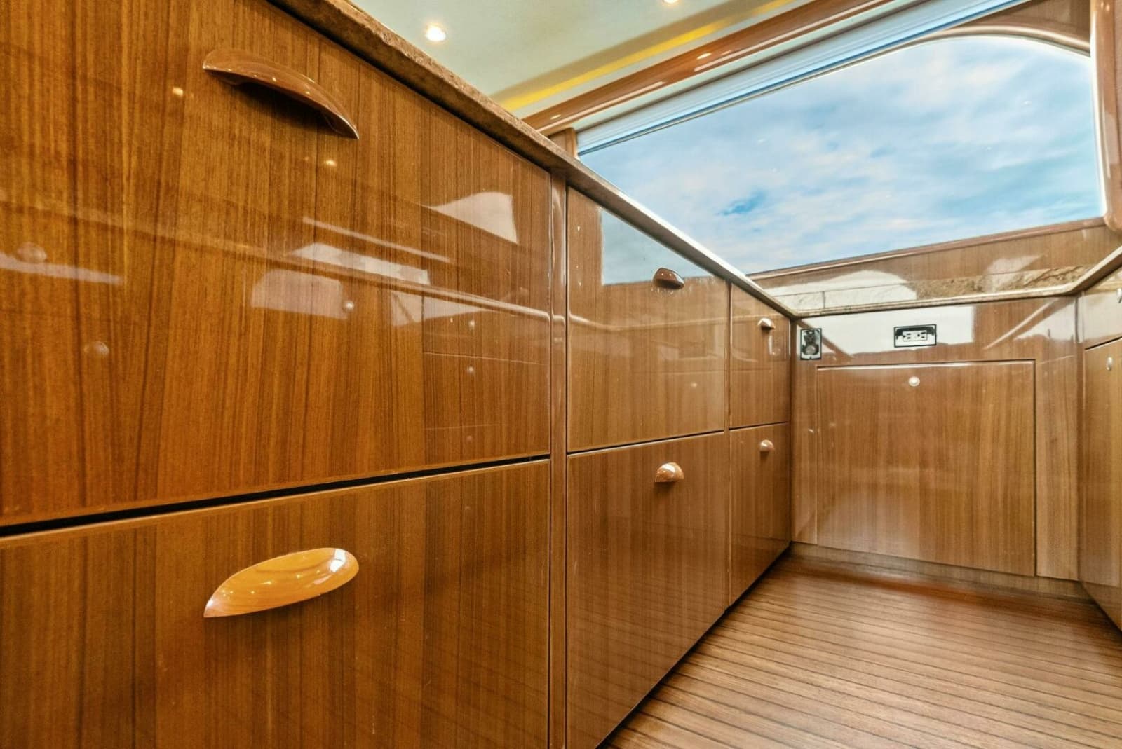 2006 Viking 61 Convertible - Photo 13