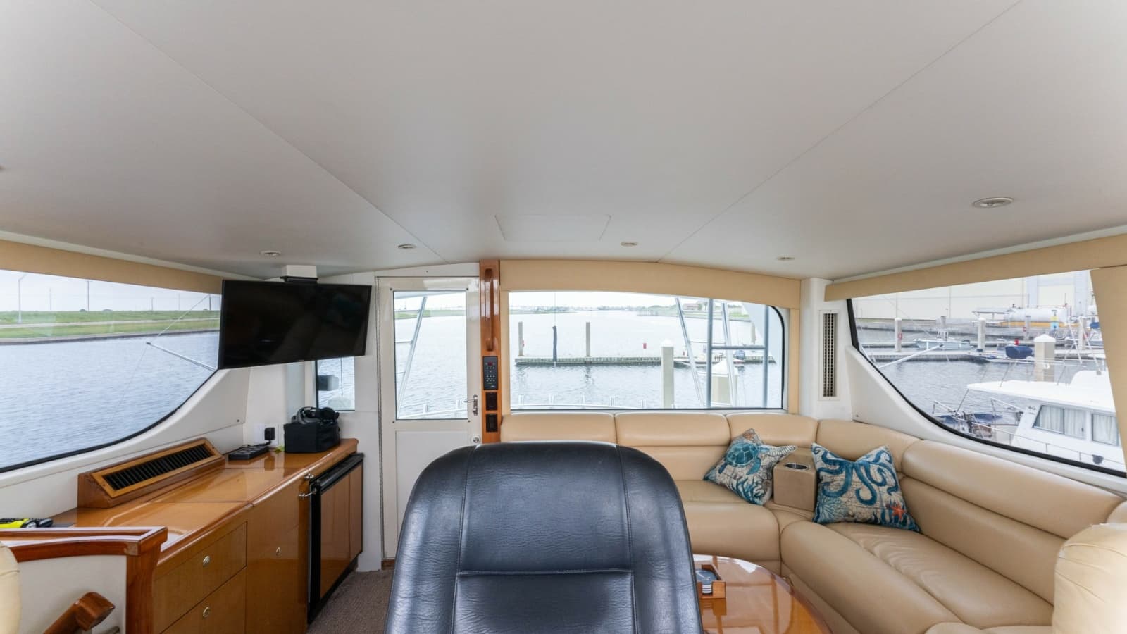 2001 Viking 65 Enclosed Bridge - Photo 32