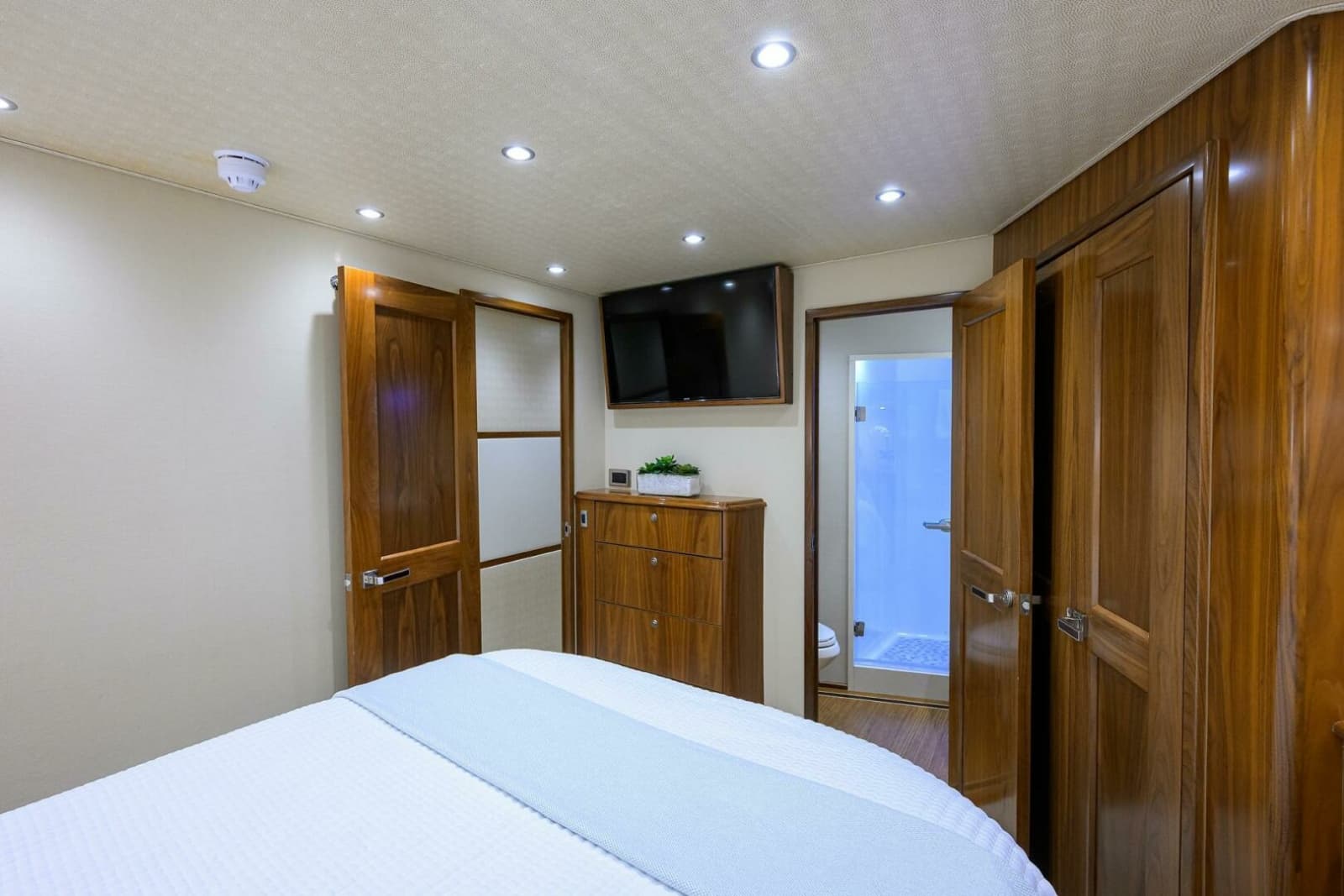 2017 Viking 92 Enclosed Bridge - Photo 62